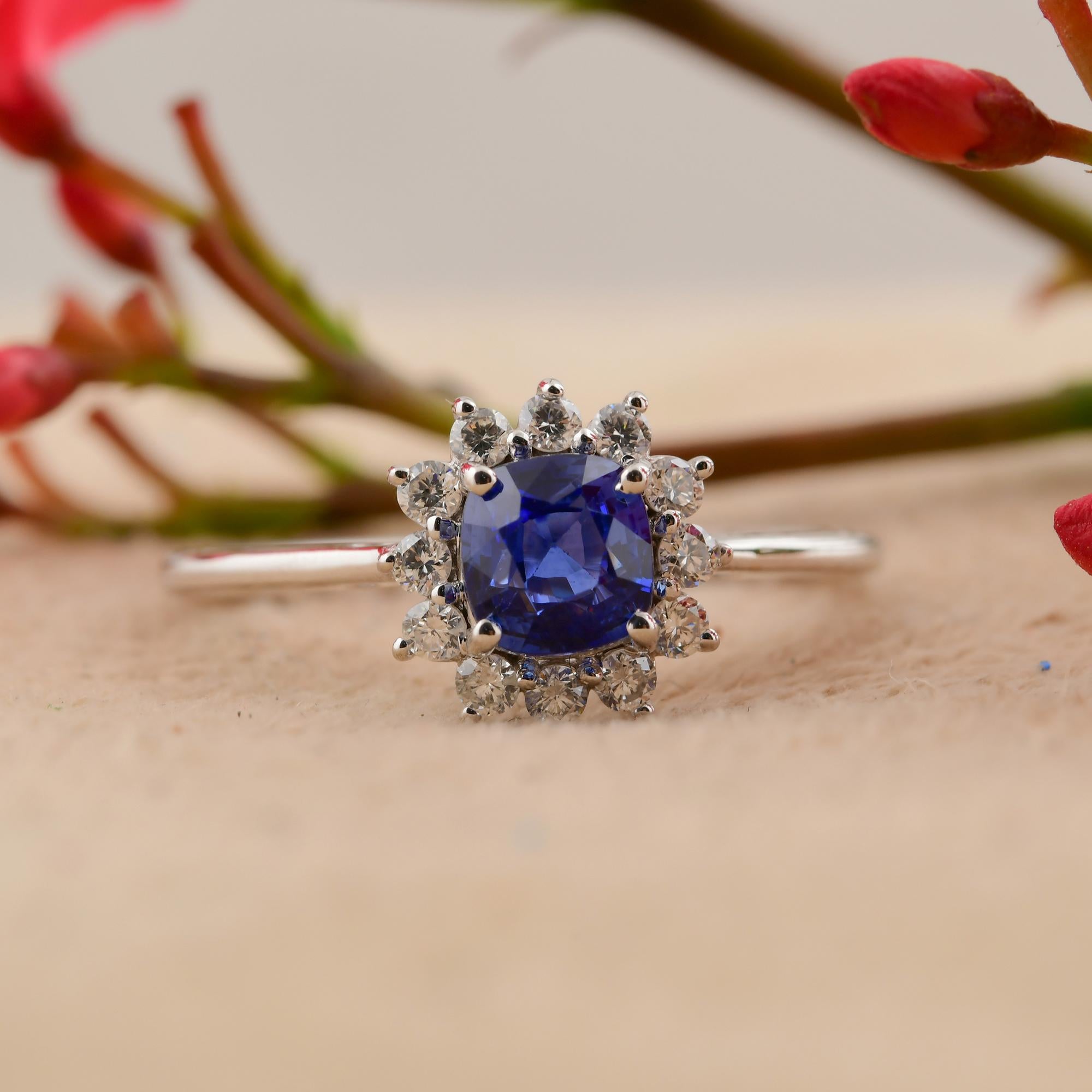 En venta: Alianza de boda con halo de diamantes SI/HI y zafiro azul talla cojín 1,01 ct Oro blanco 18k  4