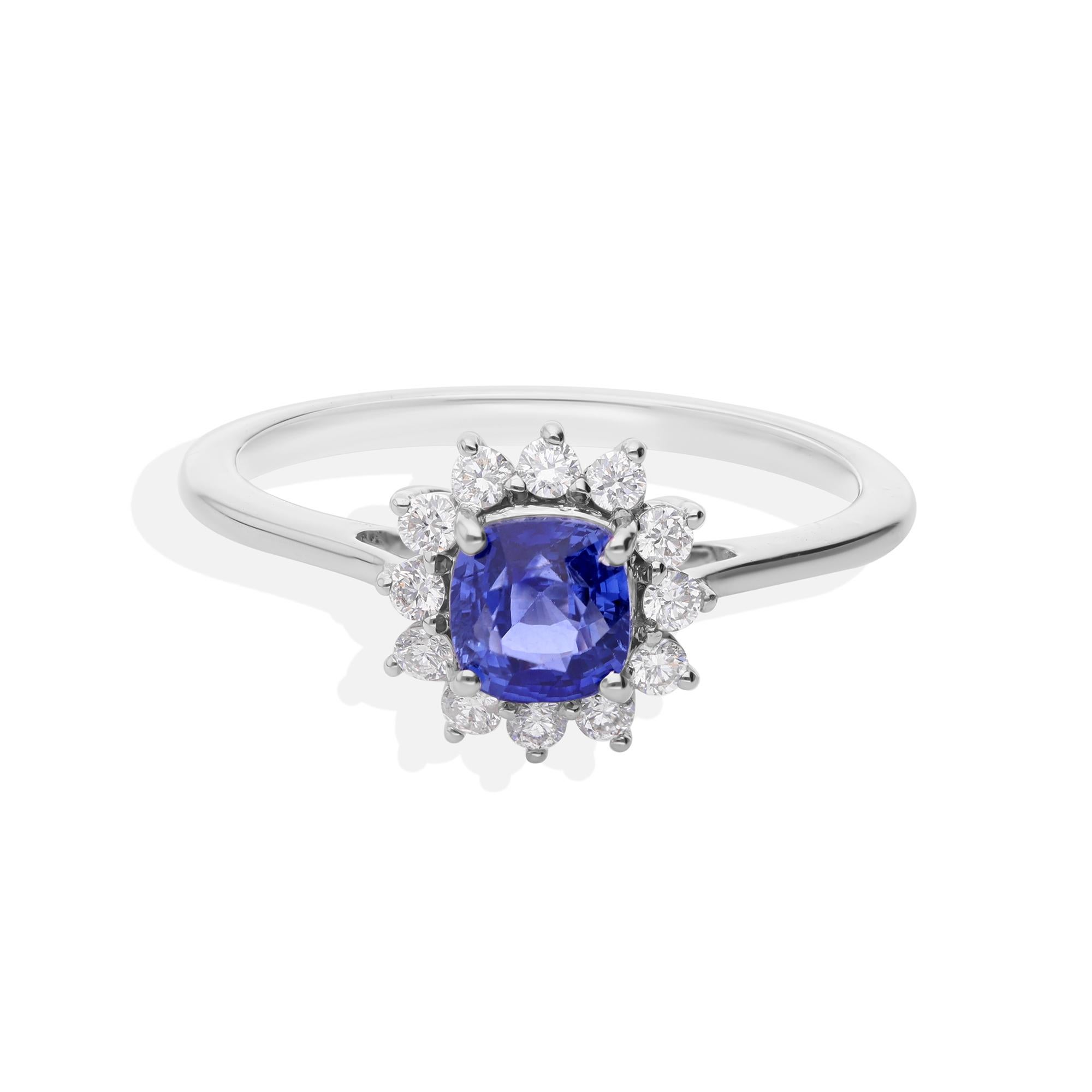 En venta: Alianza de boda con halo de diamantes SI/HI y zafiro azul talla cojín 1,01 ct Oro blanco 18k  9