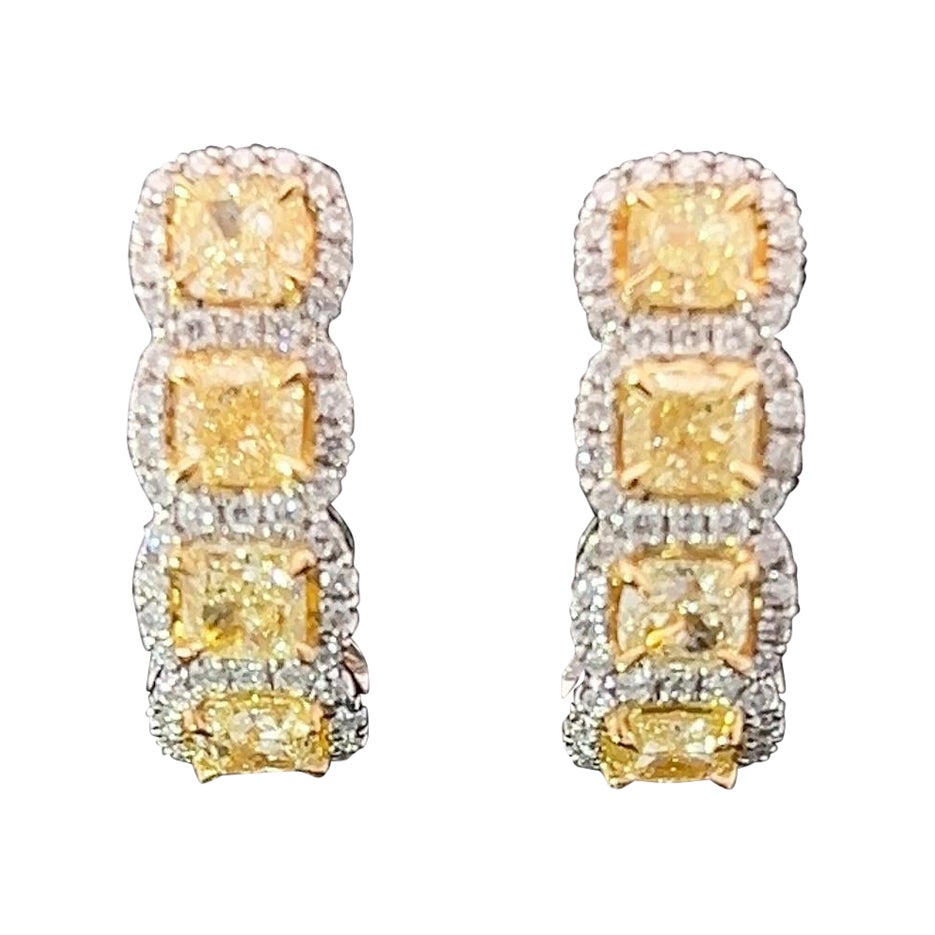 Boucles d
oreilles huggies en diamant jaune 18 carats taille coussin en vente