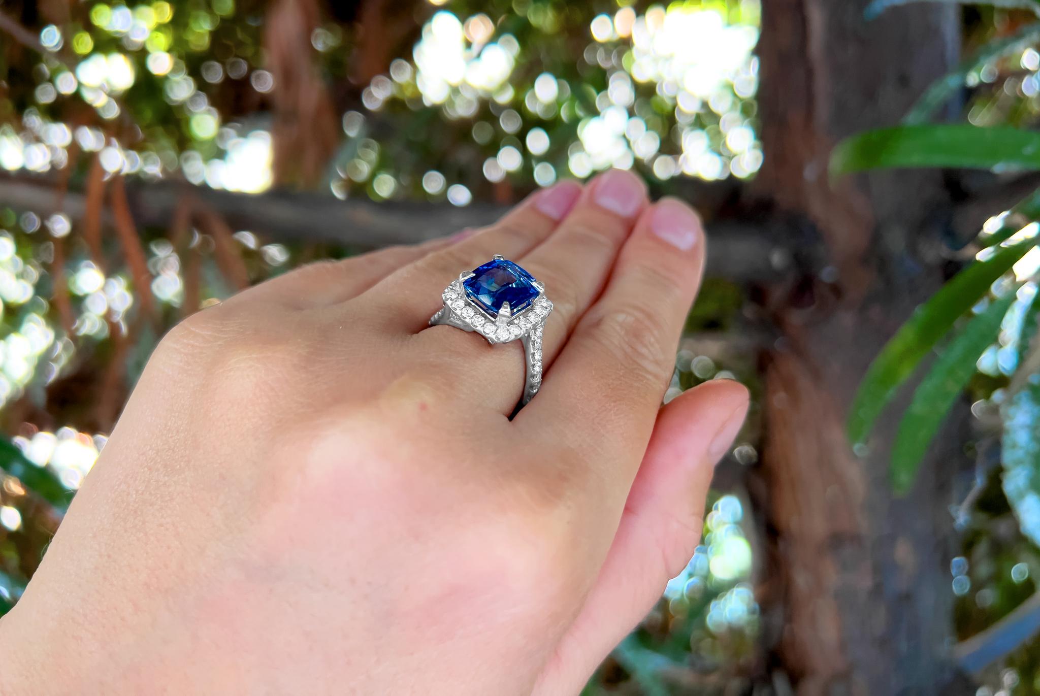 Ring mit 4 Karat Saphiren im Kissenschliff und Diamant-Halo von 0,80 Karat insgesamt 18k Gold Damen