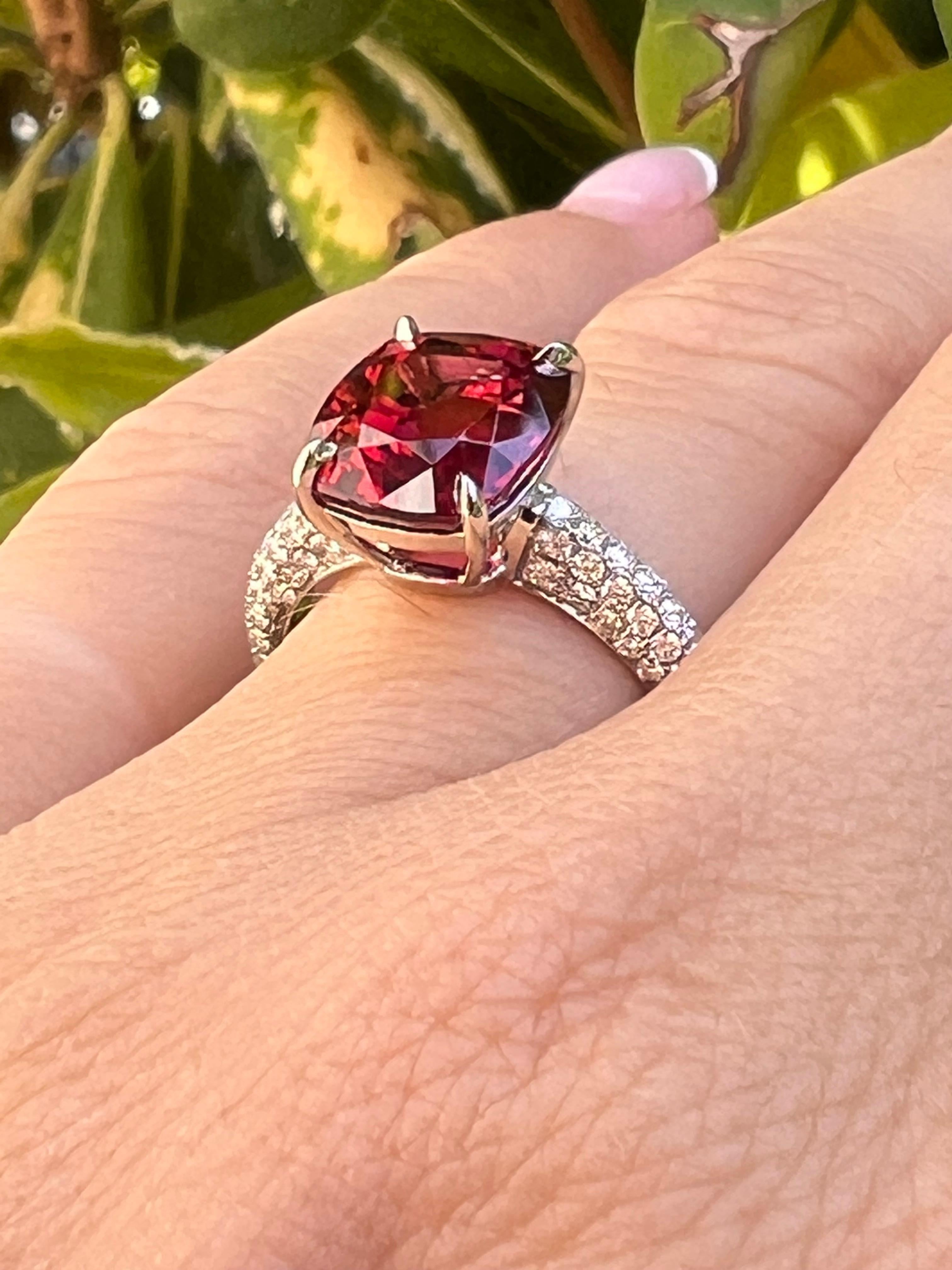 Verlobungsring mit rotem Spinell im Kissenschliff, 5,13 Karat, aus Platin mit Pavé-Diamanten im Angebot 5