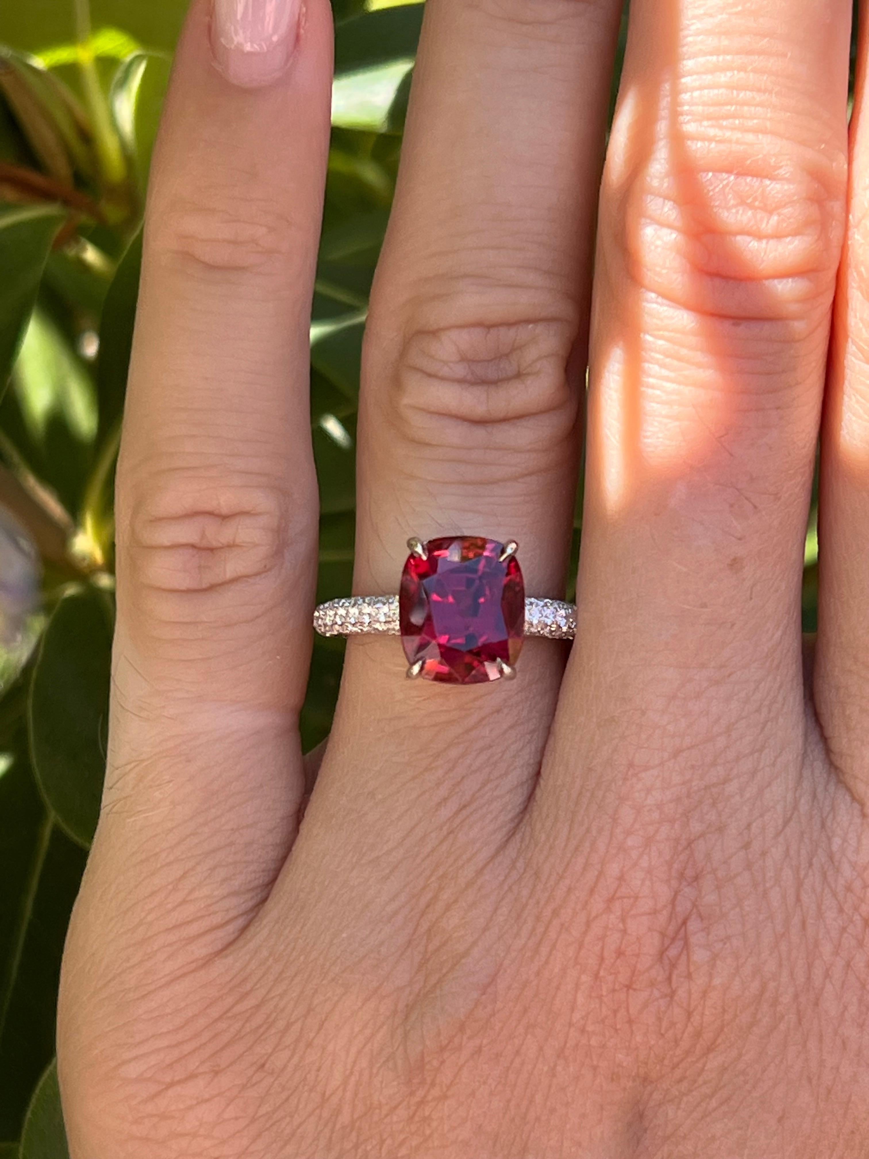 Verlobungsring mit rotem Spinell im Kissenschliff, 5,13 Karat, aus Platin mit Pavé-Diamanten im Angebot 6