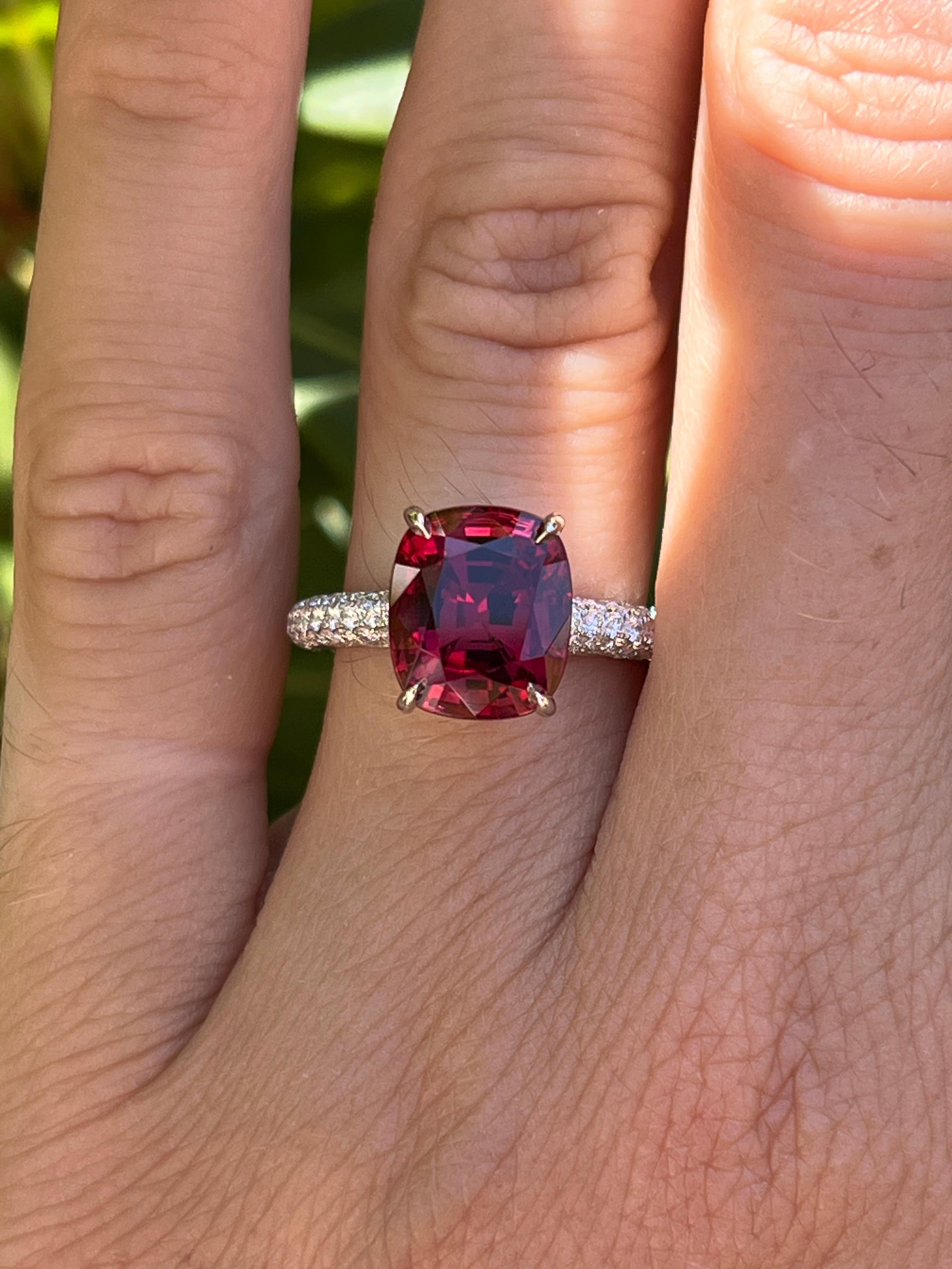 Verlobungsring mit rotem Spinell im Kissenschliff, 5,13 Karat, aus Platin mit Pavé-Diamanten im Angebot 7
