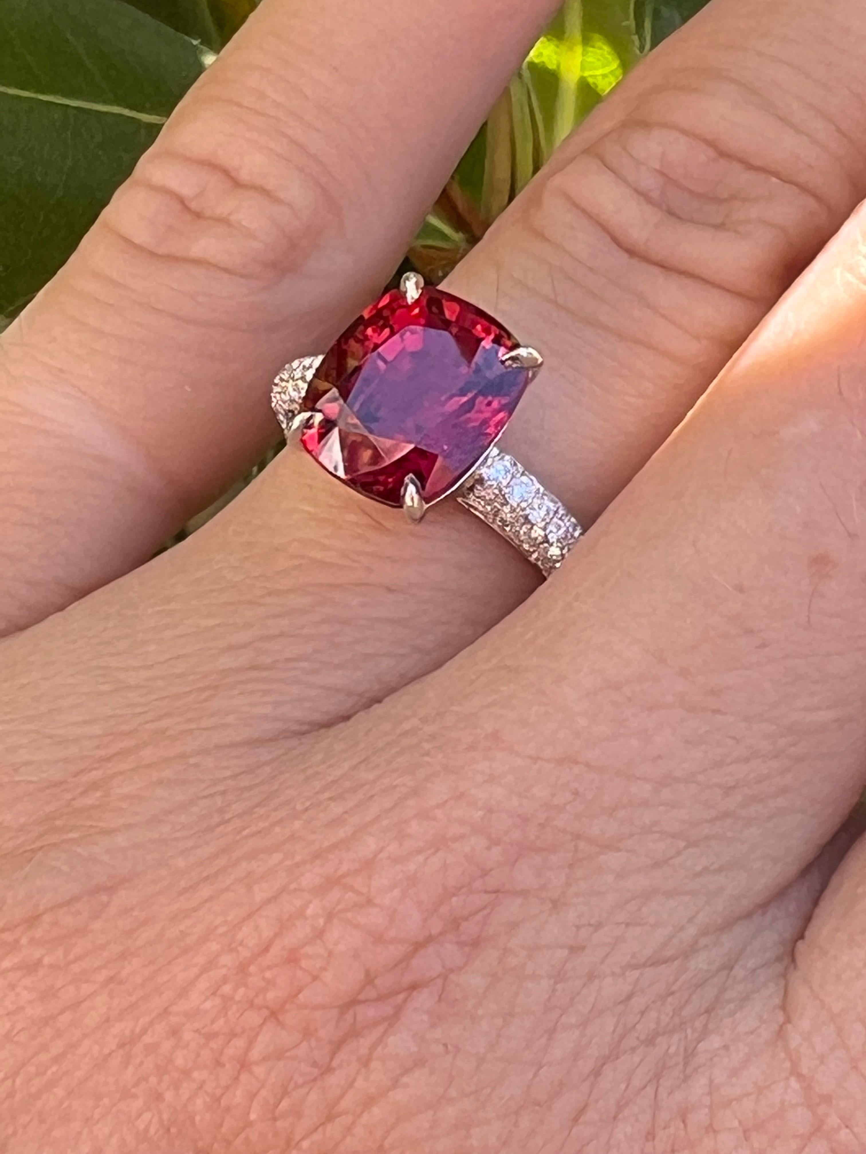 Verlobungsring mit rotem Spinell im Kissenschliff, 5,13 Karat, aus Platin mit Pavé-Diamanten im Angebot 8