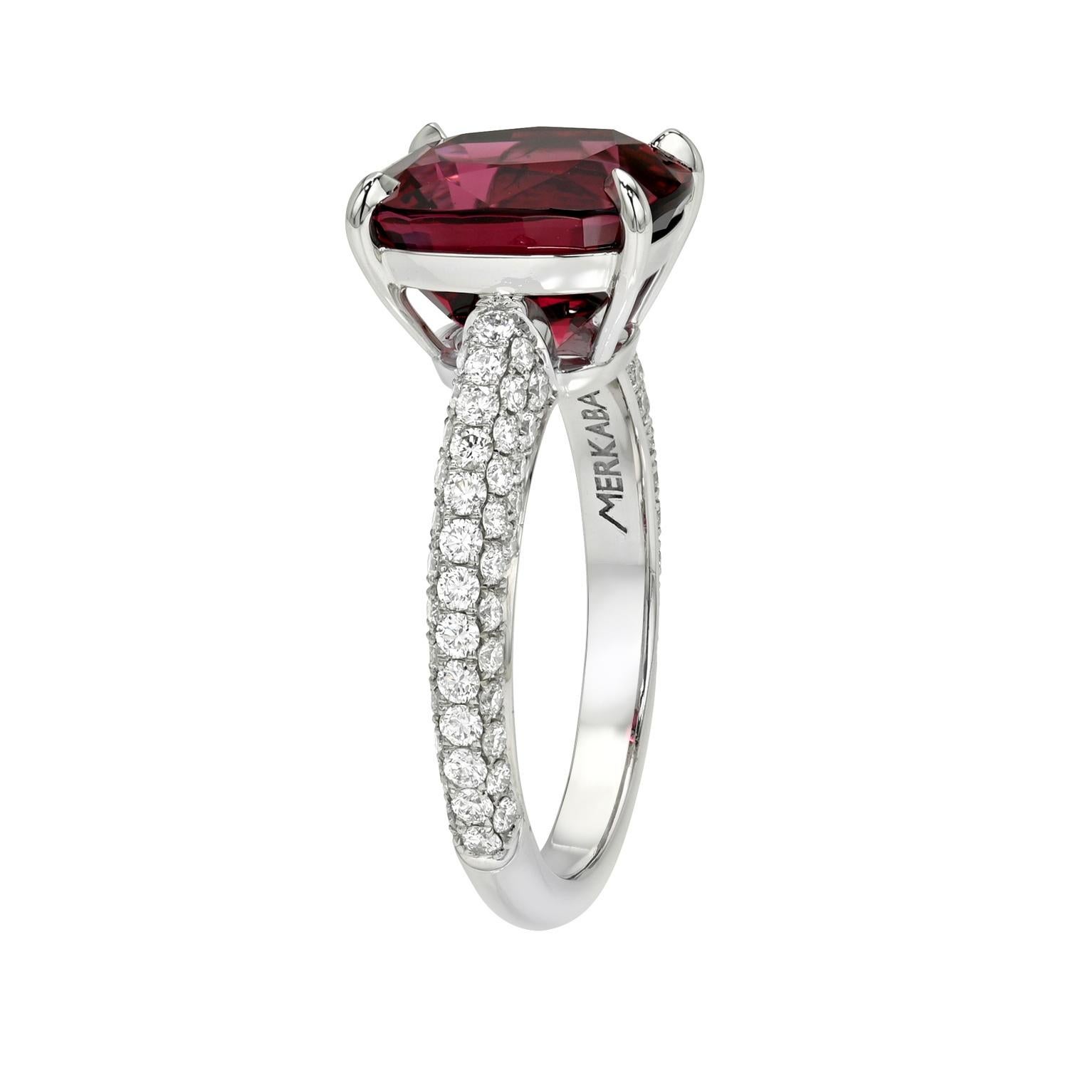 Romantico anello di fidanzamento con spinello rosso a cuscino da 5,13 carati in platino con pavé di diamantiUn simbolo unico di passione eterna - Merkaba Jewelry I. Hill

Supera la tradizione per entrare nella straordinarietà con questo romantico