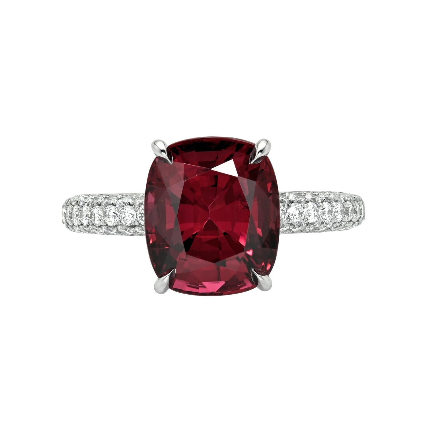 Taglio cuscino Anello di fidanzamento con spinello rosso taglio cuscino da 5,13 carati in platino con pavé di diamanti in vendita