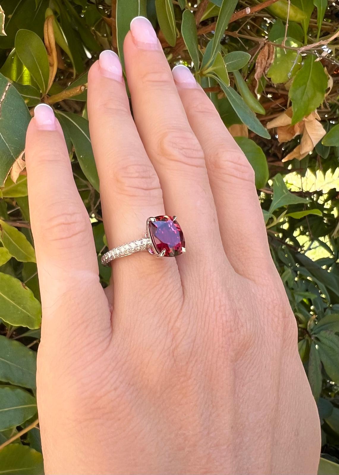 Anello di fidanzamento con spinello rosso taglio cuscino da 5,13 carati in platino con pavé di diamanti In condizioni Nuovo in vendita a Beverly Hills, CA