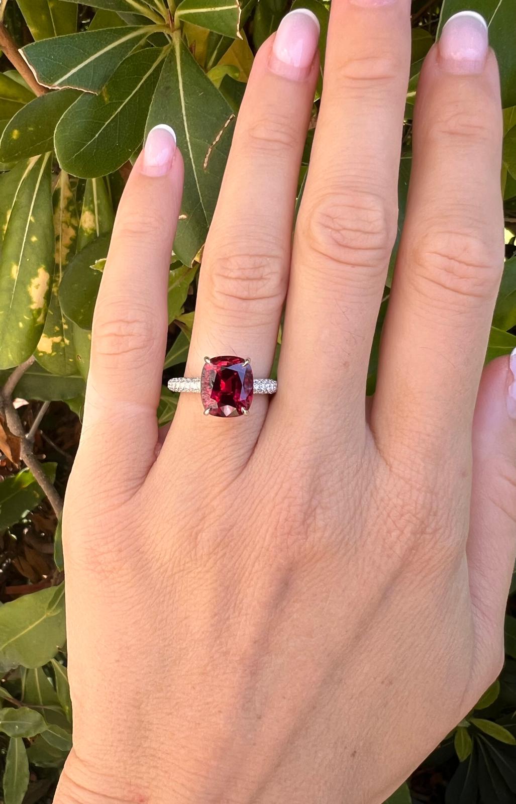 Donna Anello di fidanzamento con spinello rosso taglio cuscino da 5,13 carati in platino con pavé di diamanti in vendita