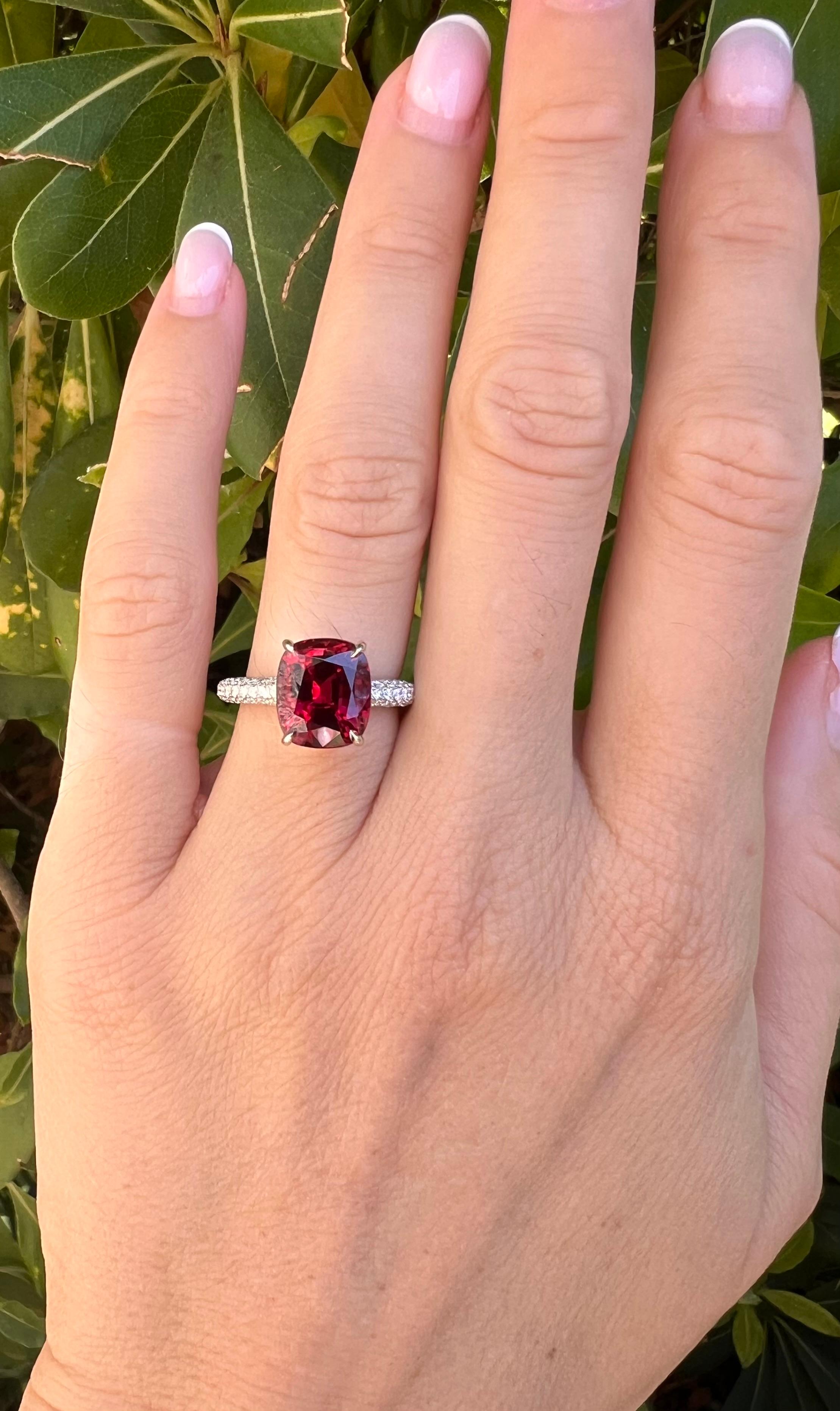 Verlobungsring mit rotem Spinell im Kissenschliff, 5,13 Karat, aus Platin mit Pavé-Diamanten im Angebot 2