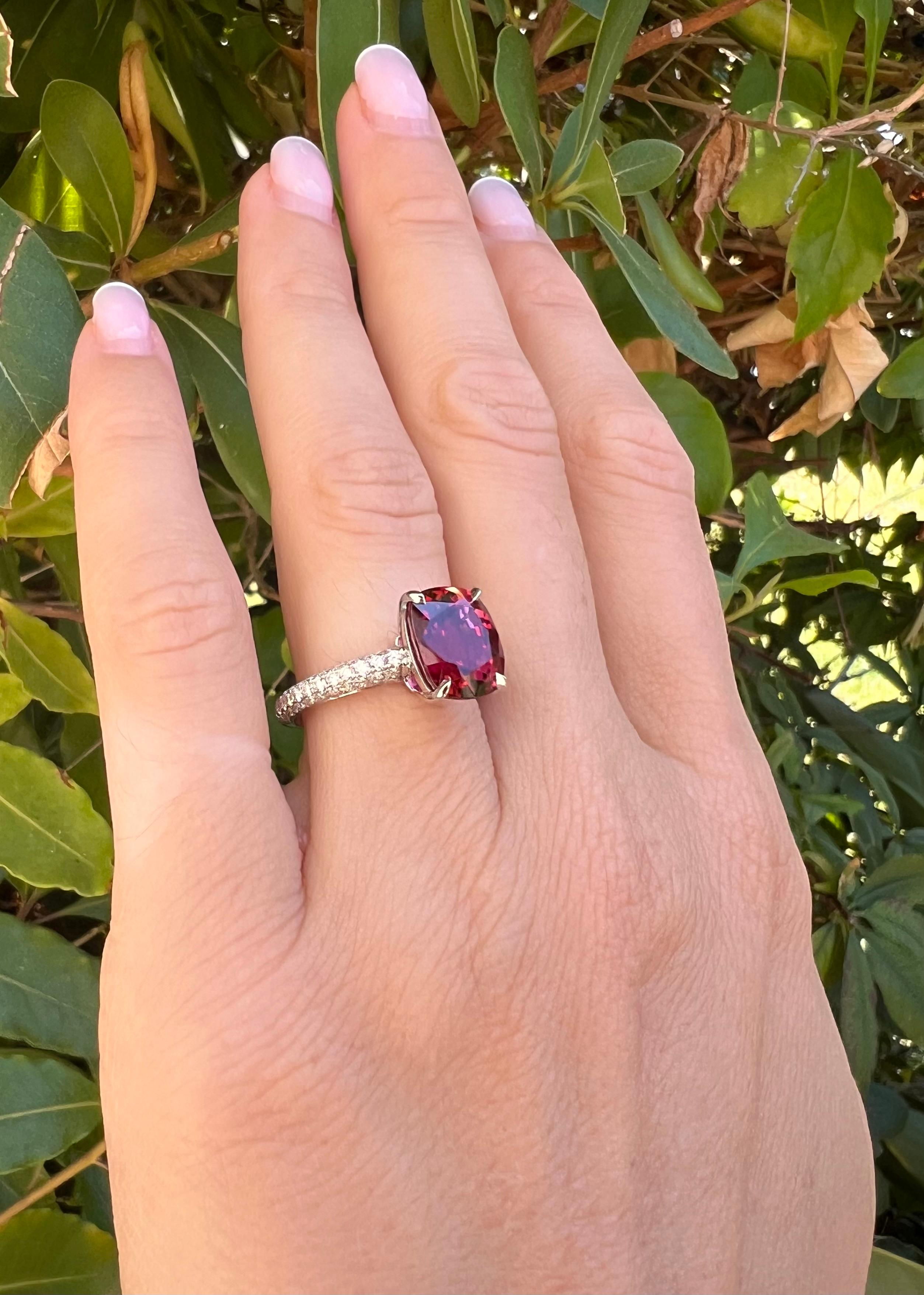 Verlobungsring mit rotem Spinell im Kissenschliff, 5,13 Karat, aus Platin mit Pavé-Diamanten im Angebot 3