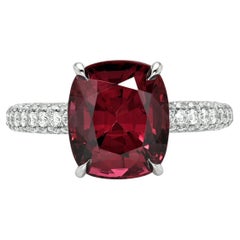 Anello di fidanzamento con spinello rosso taglio cuscino da 5,13 carati in platino con pavé di diamanti