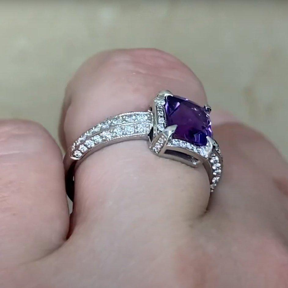 Taglio cuscino Anello con ametista taglio cuscino (circa 1,30 carati) e diamante a raggiera, platino in vendita