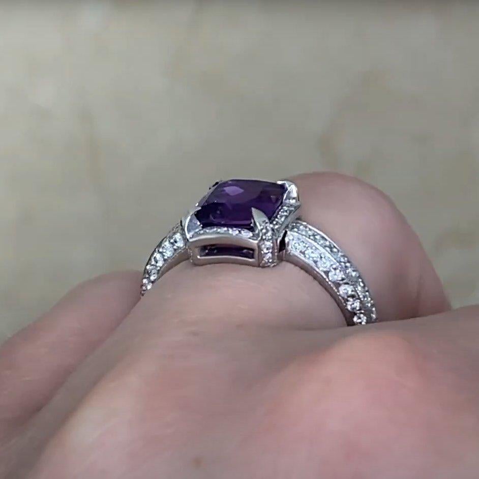Anello con ametista taglio cuscino (circa 1,30 carati) e diamante a raggiera, platino In condizioni ottime in vendita a New York, NY