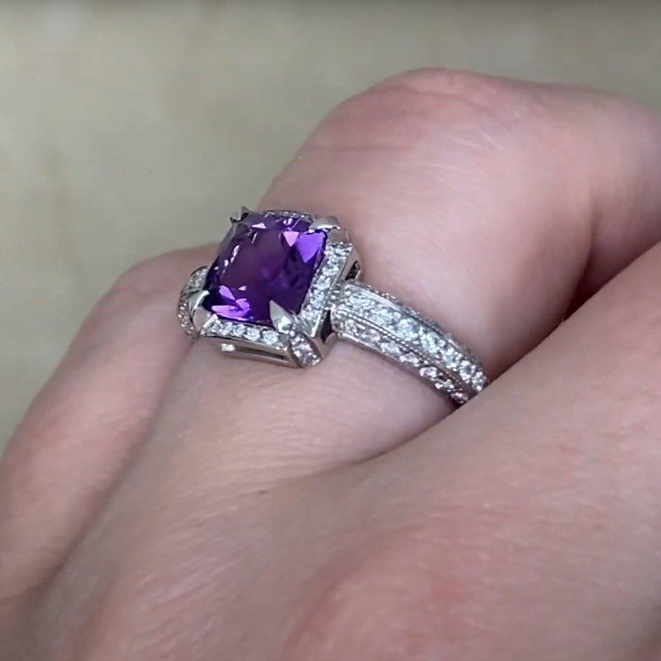 Donna Anello con ametista taglio cuscino (circa 1,30 carati) e diamante a raggiera, platino in vendita