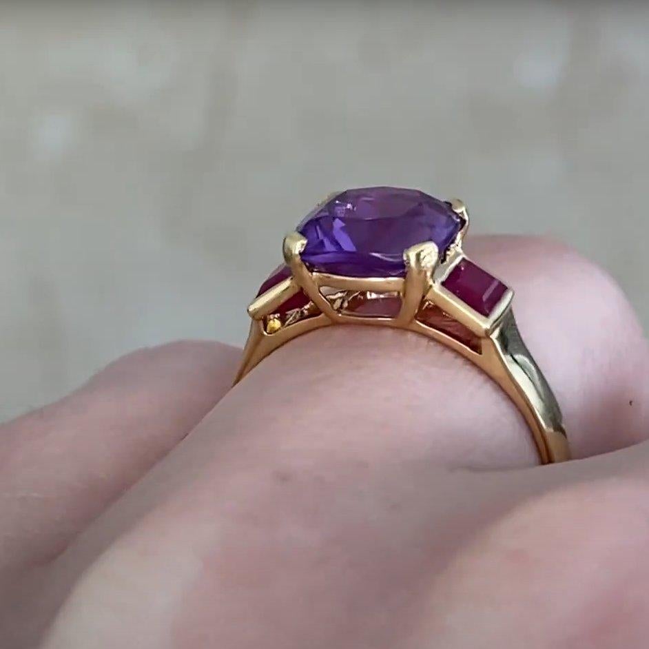 Bague en or jaune 18 carats, améthyste taille coussin (environ 1,80 carat) et rubis Excellent état - En vente à New York, NY
