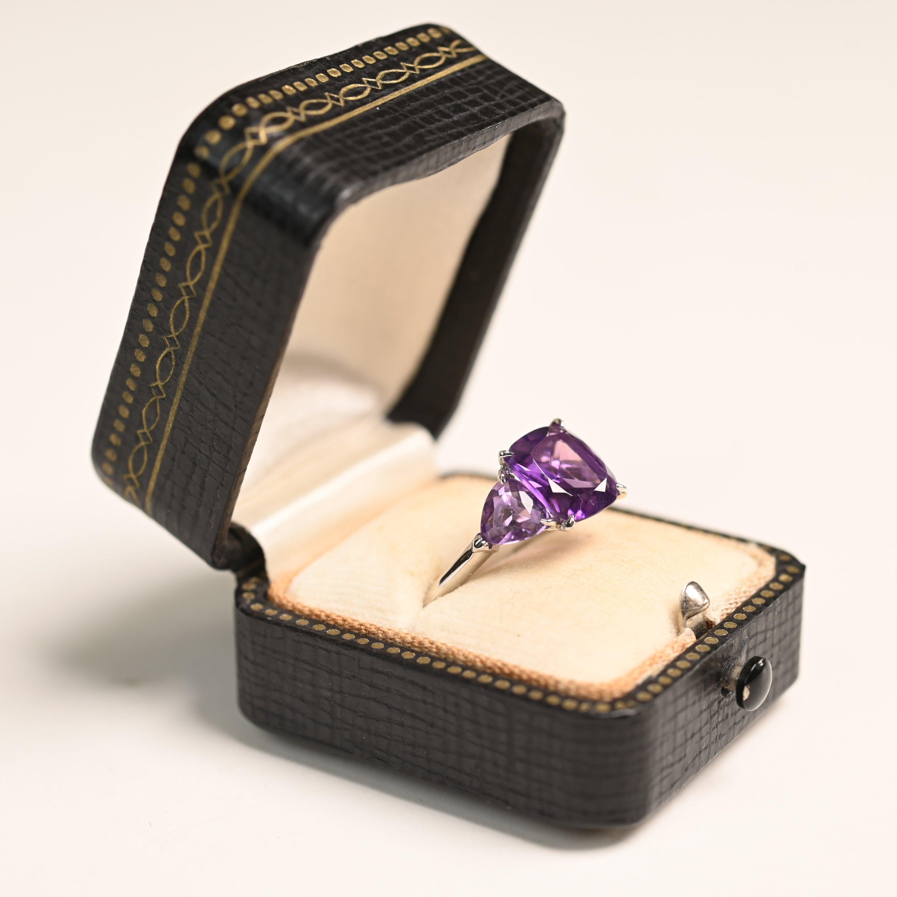 Cushion Cut Amethyst (Approx 2.20-Carats) Ring, Platinum In Excellent Condition For Sale In New York, NY