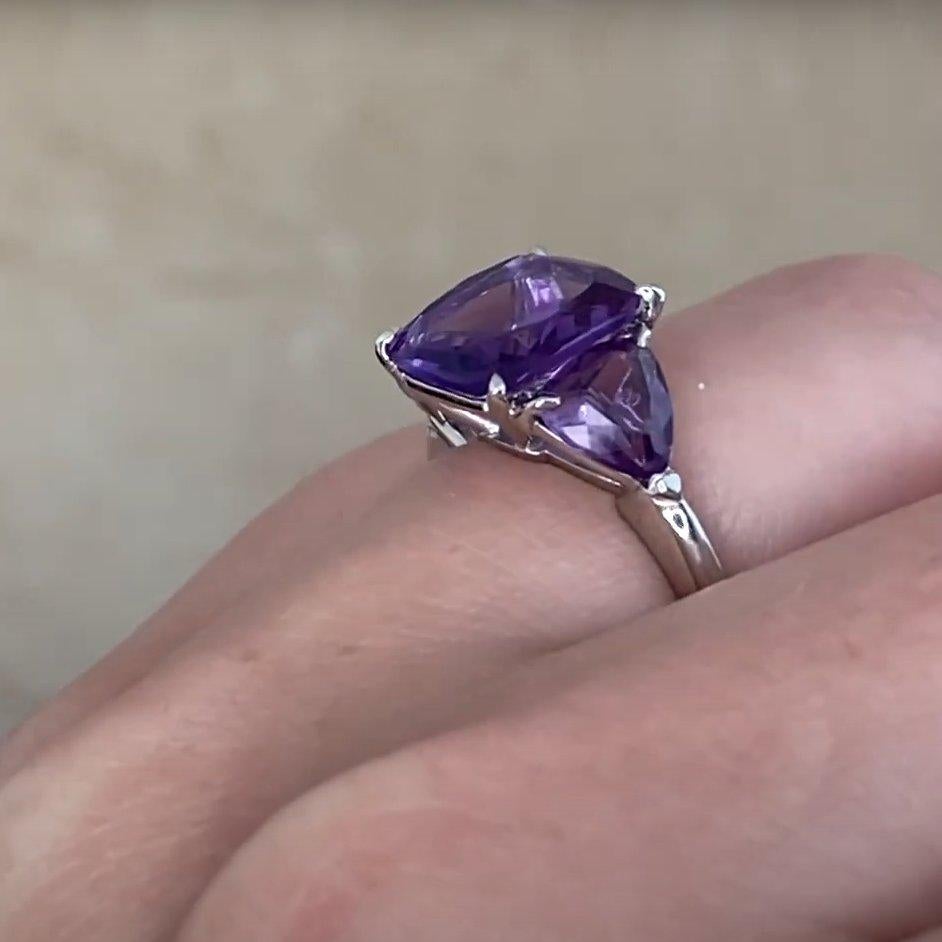 Taille coussin Bague en platine avec améthyste taillée en coussin (environ 2,20 carats) en vente