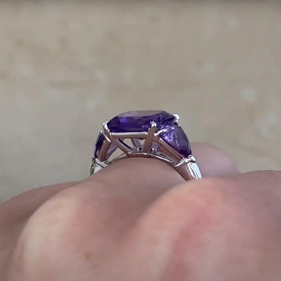 Bague en platine avec améthyste taillée en coussin (environ 2,20 carats) Excellent état - En vente à New York, NY