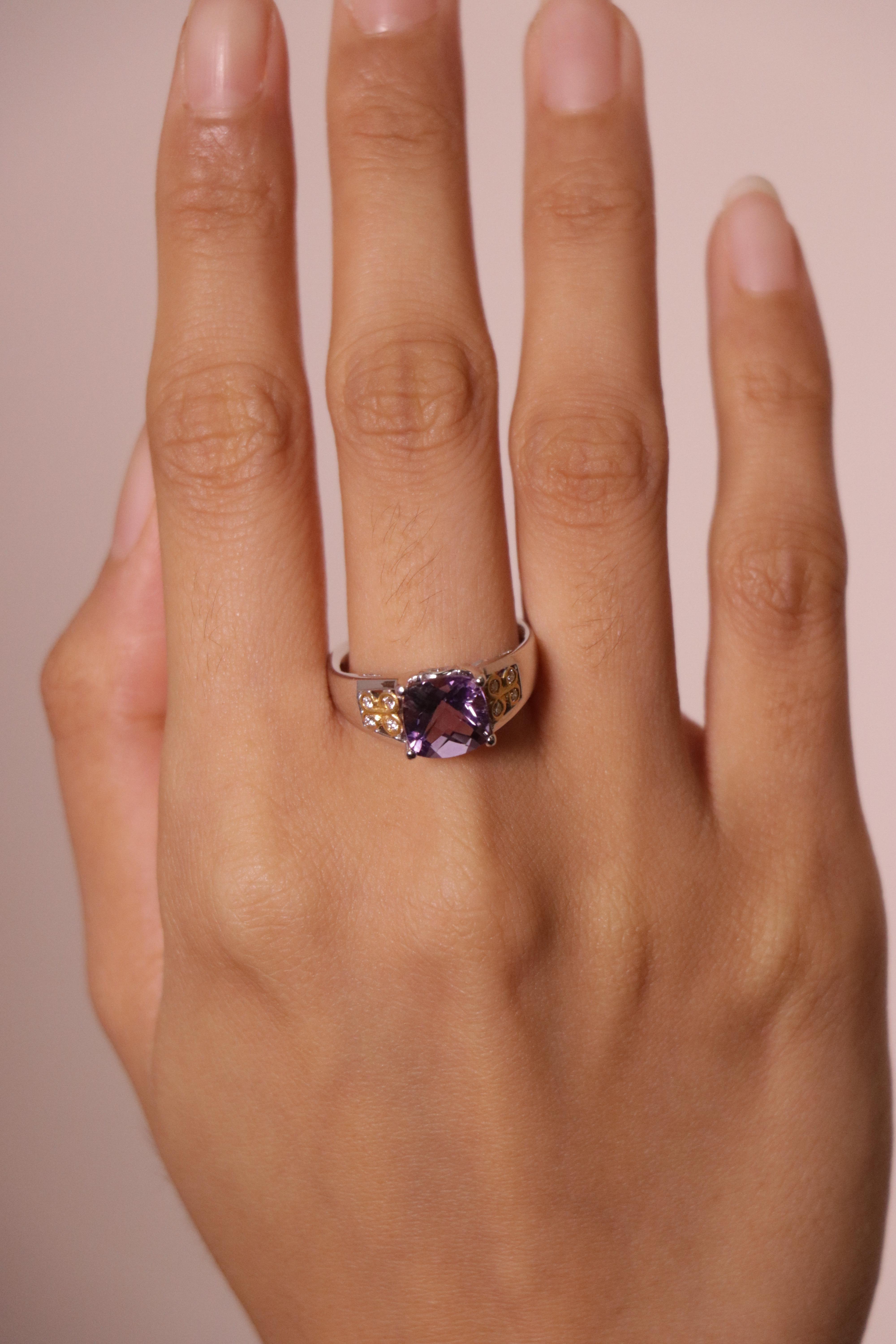 Bague de fiançailles améthyste taille coussin Cts 2 diamants en vente 1
