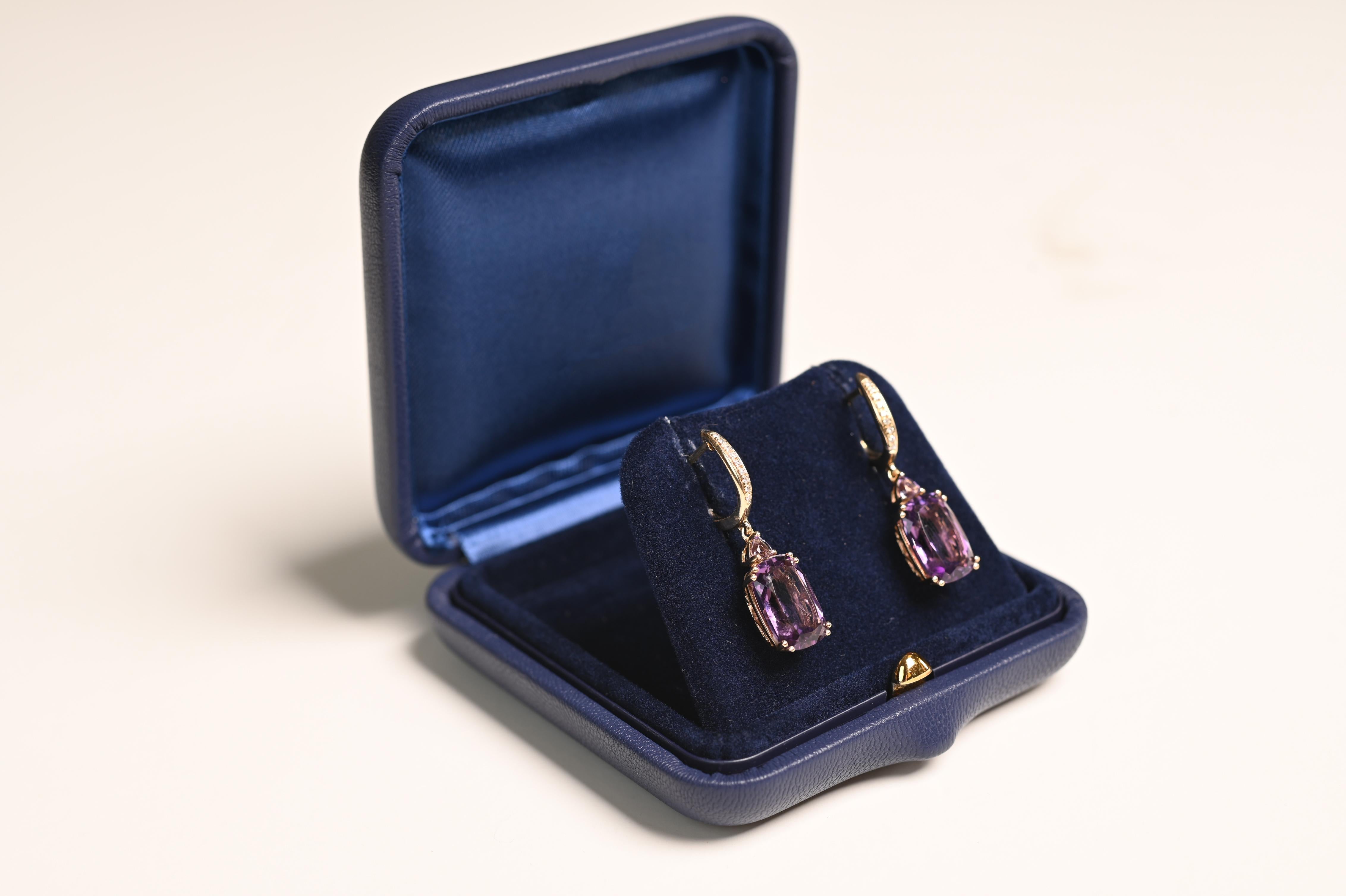 D'une élégance intemporelle, ces exquises boucles d'oreilles présentent une paire de longues améthystes taillées en coussin et serties dans un riche or jaune 14 carats. Les montures en or sont magnifiquement ornées d'un filigrane ajouré complexe,