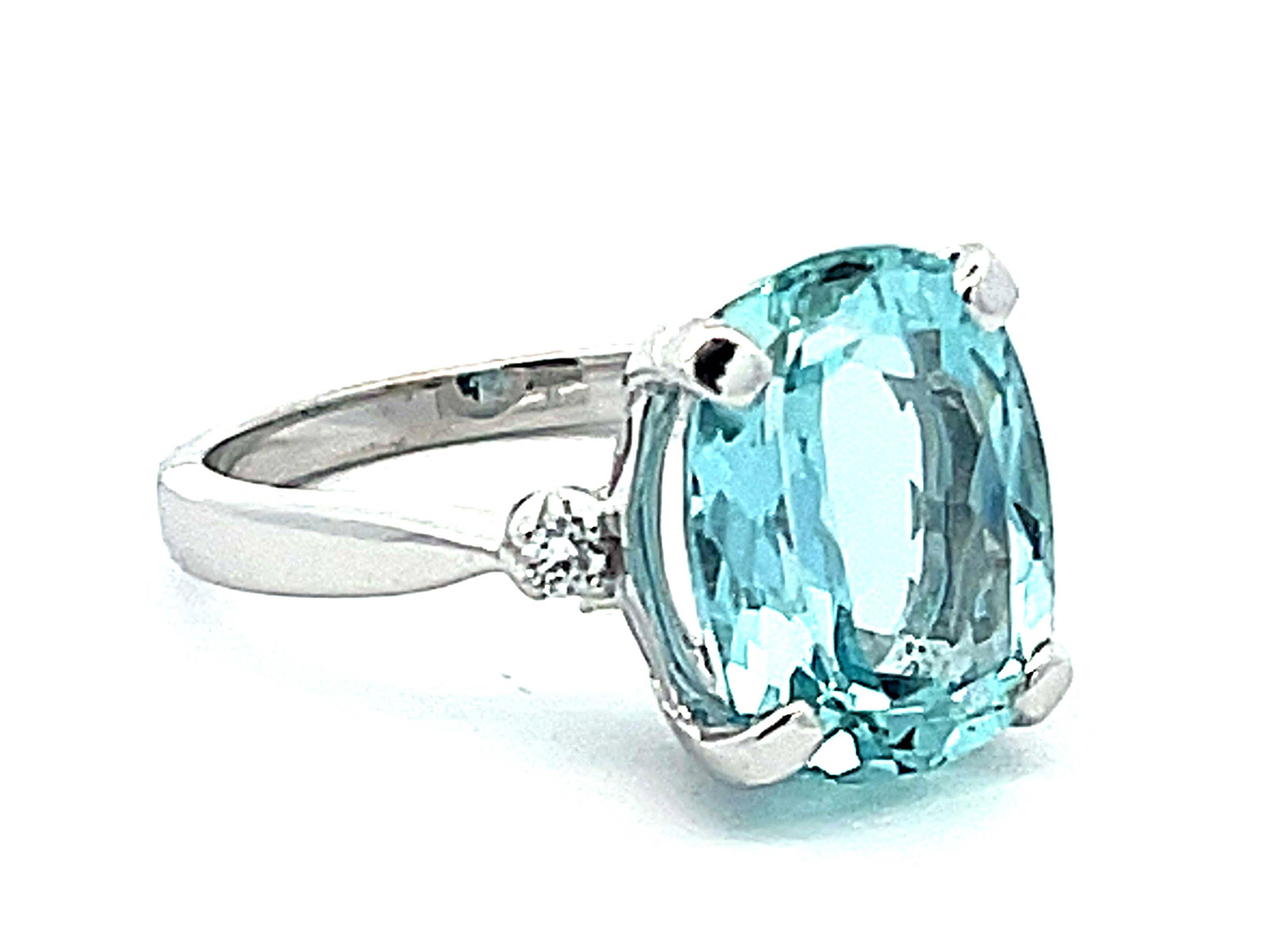 Cushion Cut Aquamarine and Diamond Ring in 14k White Gold In Excellent Condition For Sale In Honolulu, HI