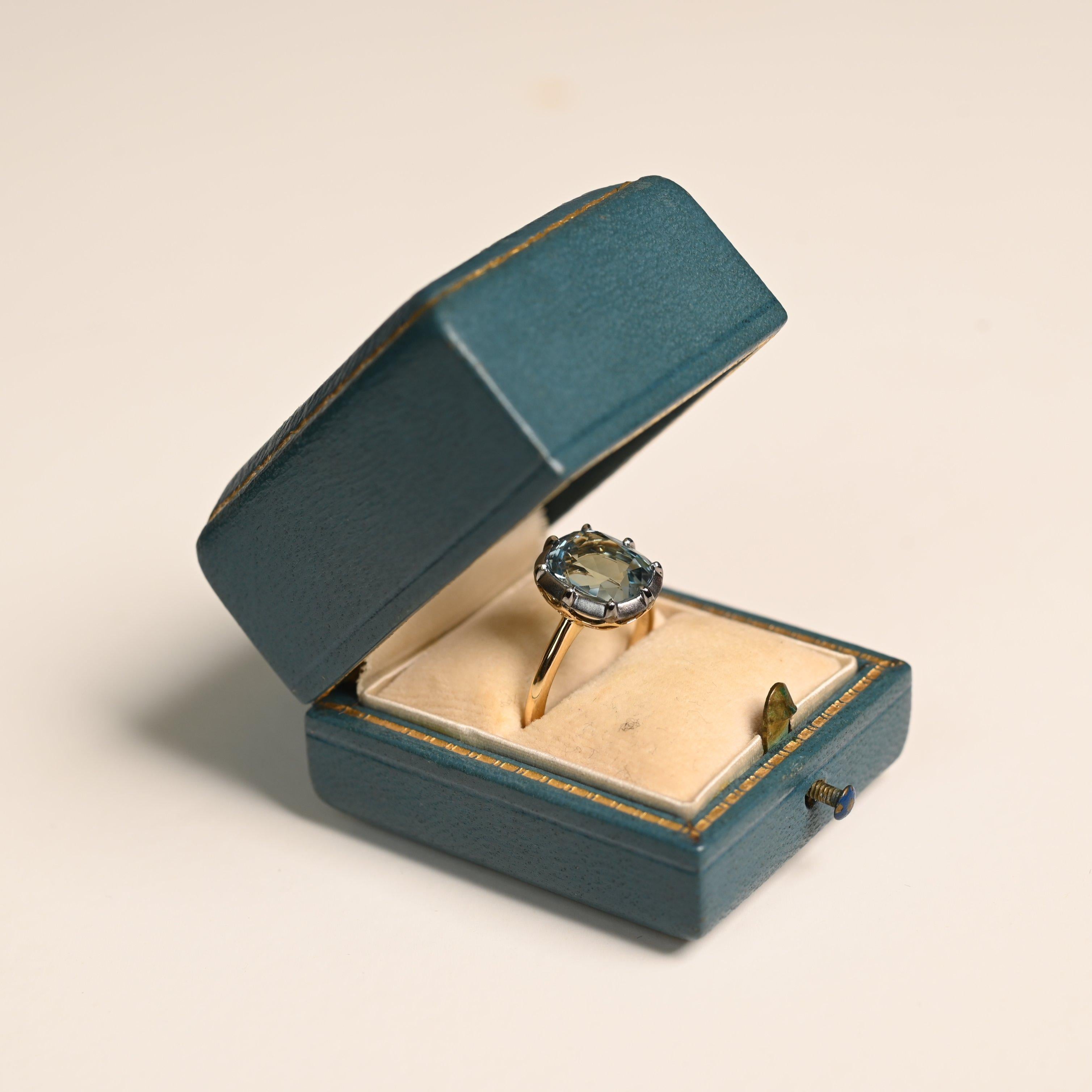 Ring mit Aquamarin im Kissenschliff (ca. 2,70 Karat), 18K Gelbgold im Zustand „Hervorragend“ im Angebot in New York, NY