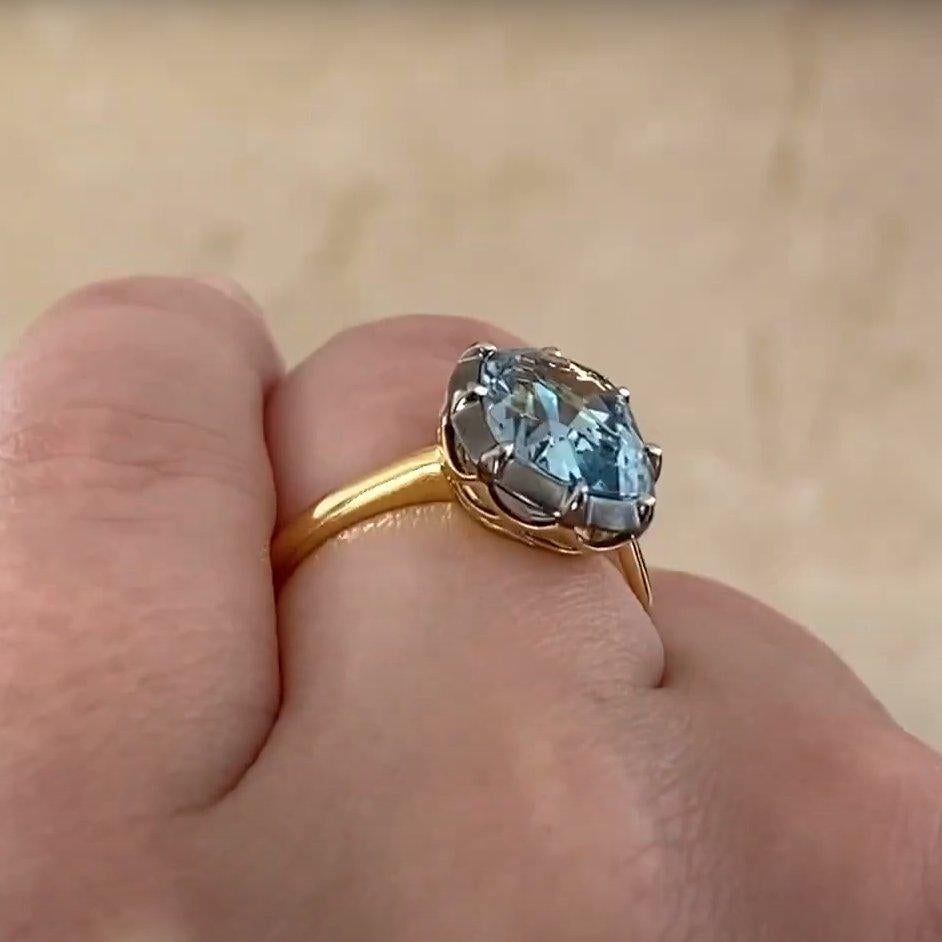 Cushion Cut Aquamarine (Approx 2.70-Carats) Ring, 18K Yellow Gold In Excellent Condition For Sale In New York, NY