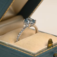 Anello di fidanzamento con acquamarina taglio cuscino. Diamante a mezza eternità in oro bianco 18K