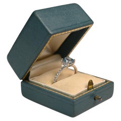 Anello di fidanzamento con acquamarina taglio cuscino. Diamante a mezza eternità in oro bianco 18K