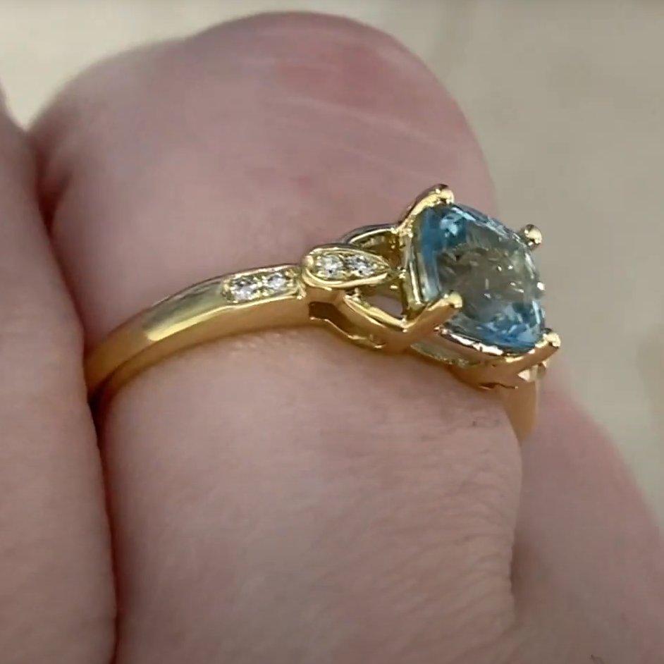 Aquamarinring mit Kissenschliff ( ca. 1,2 kt), 18 Karat Gelbgold im Zustand „Hervorragend“ im Angebot in New York, NY