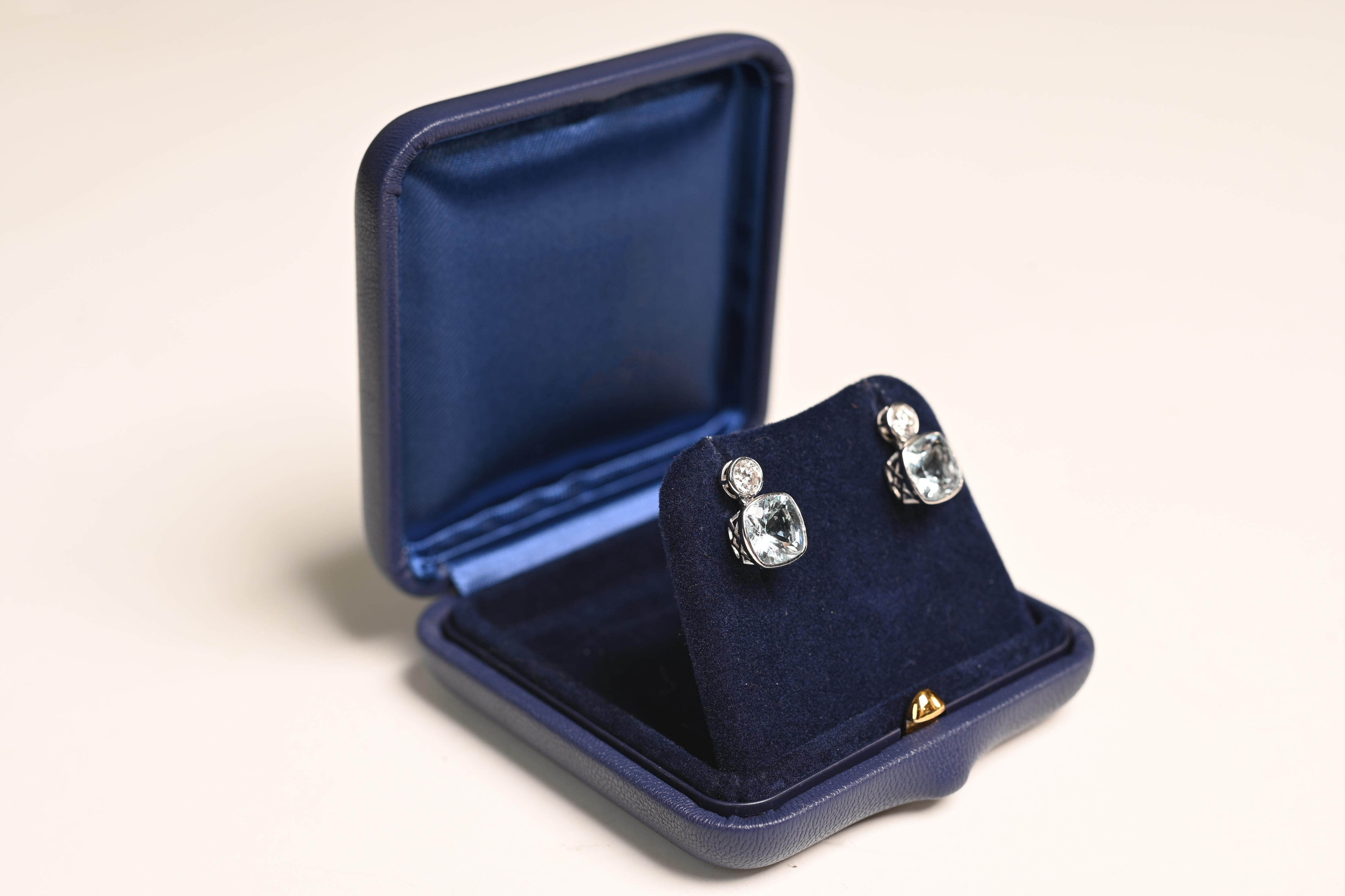 Cette exquise paire d'Eleg est réalisée en or blanc 18 carats et présente un équilibre parfait entre élégance et éclat. Chaque boucle d'oreille est ornée d'une aigue-marine de taille coussin, d'un poids total approximatif de 3,6 carats, d'un bleu