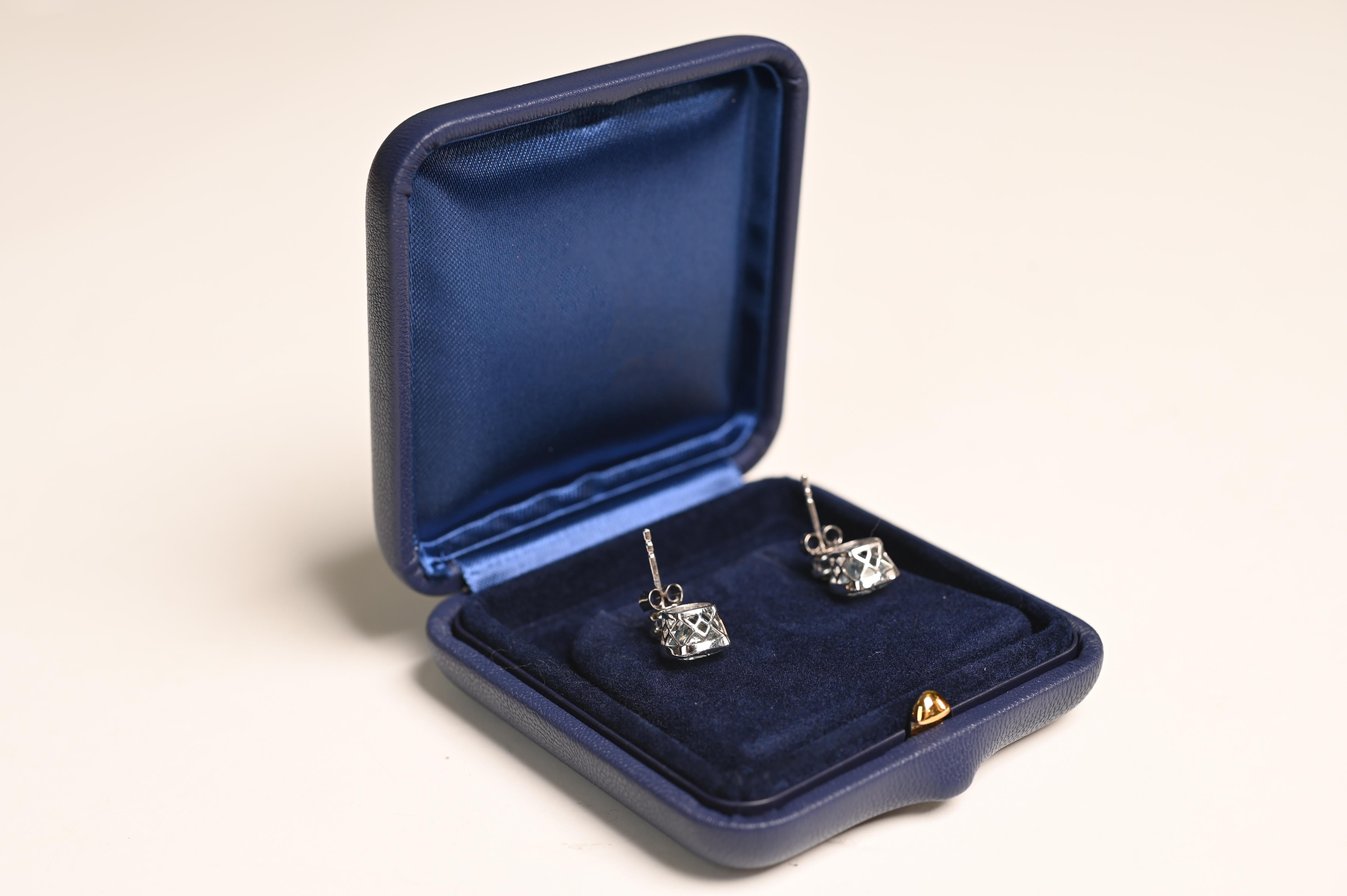 Art déco Boucles d'oreilles en or blanc 18 carats avec aigues-marines taille coussin (environ 3,6 carats) en vente
