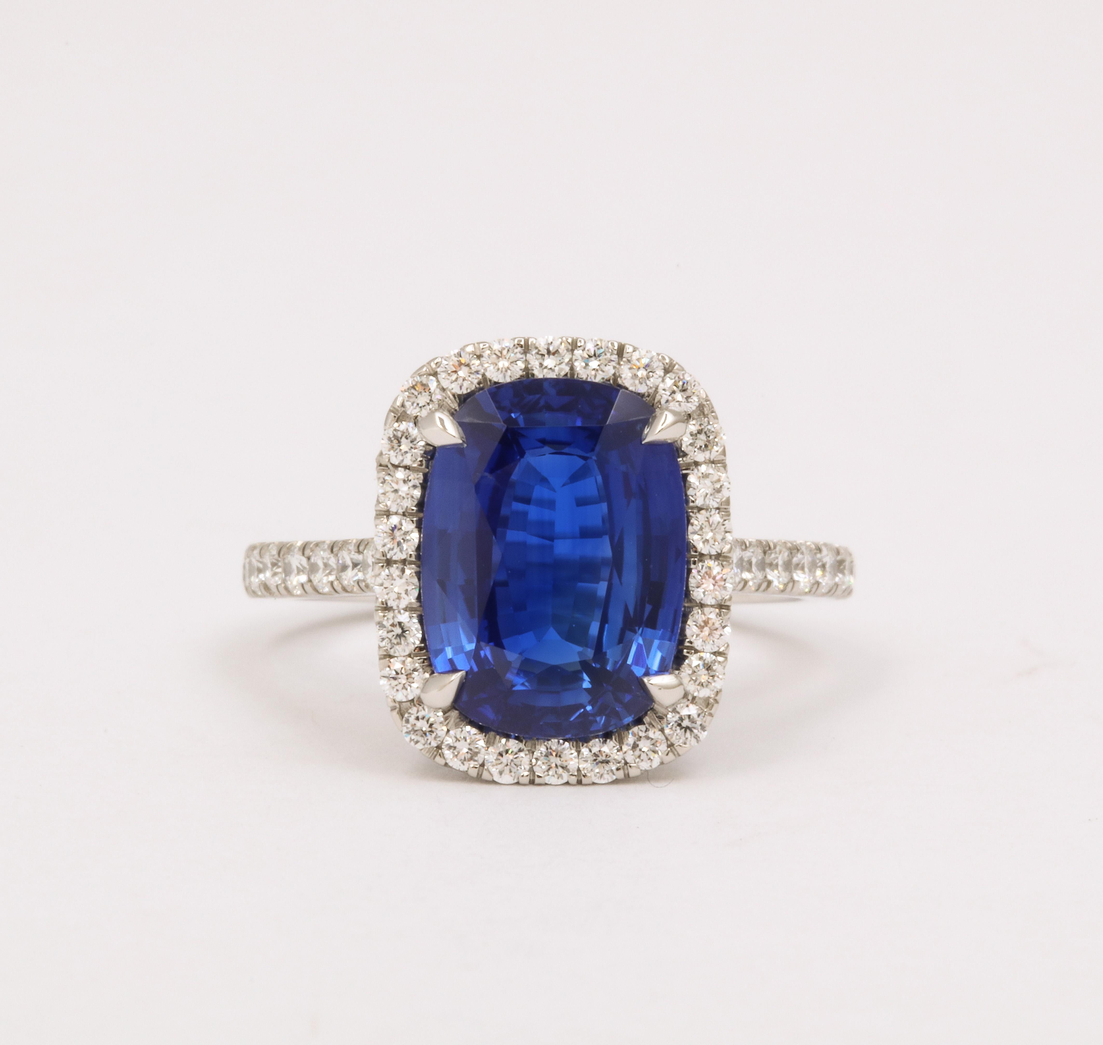 Taille coussin Bague halo de saphirs bleus et de diamants taille coussin  en vente