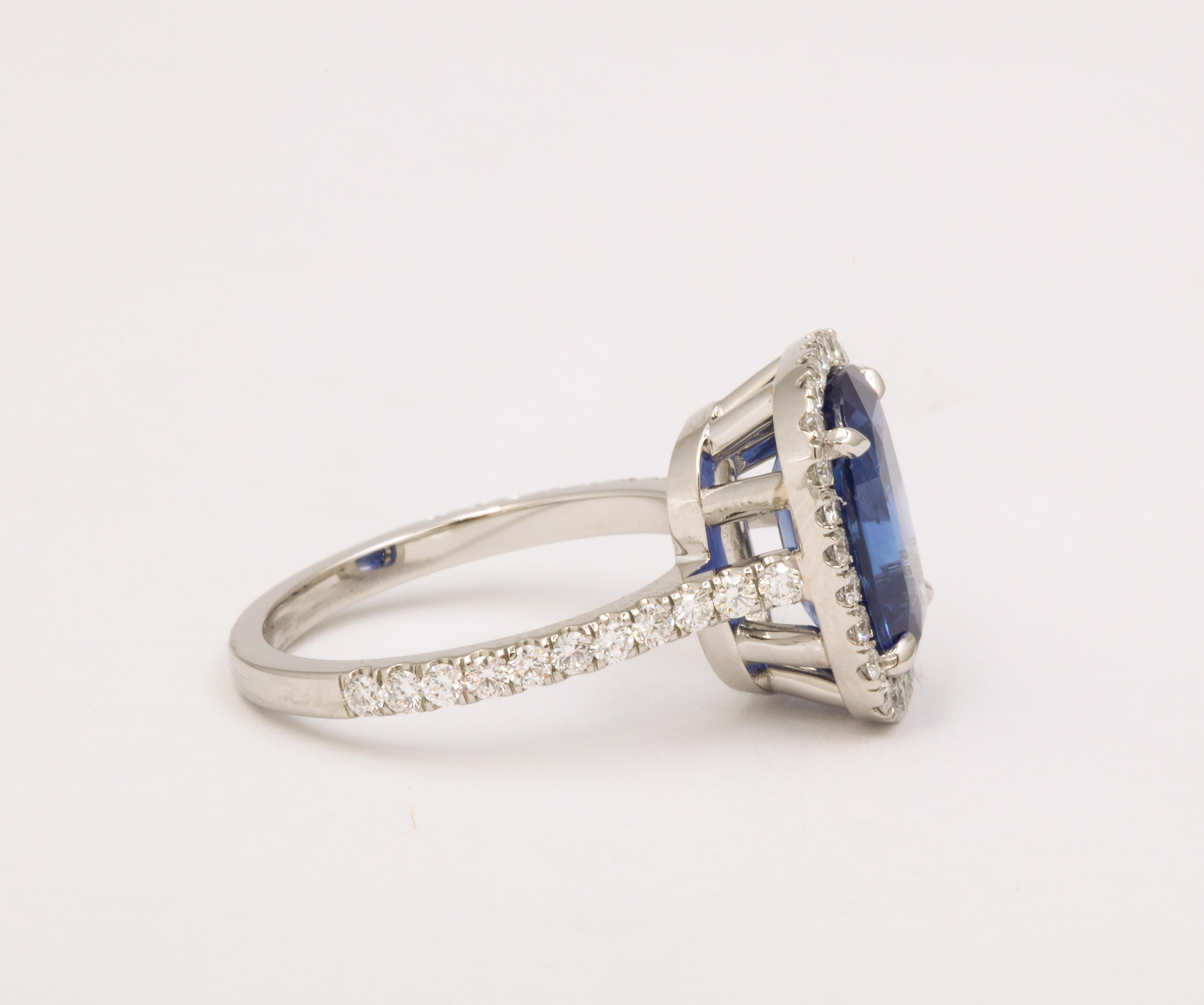 Bague halo de saphirs bleus et de diamants taille coussin  Unisexe en vente