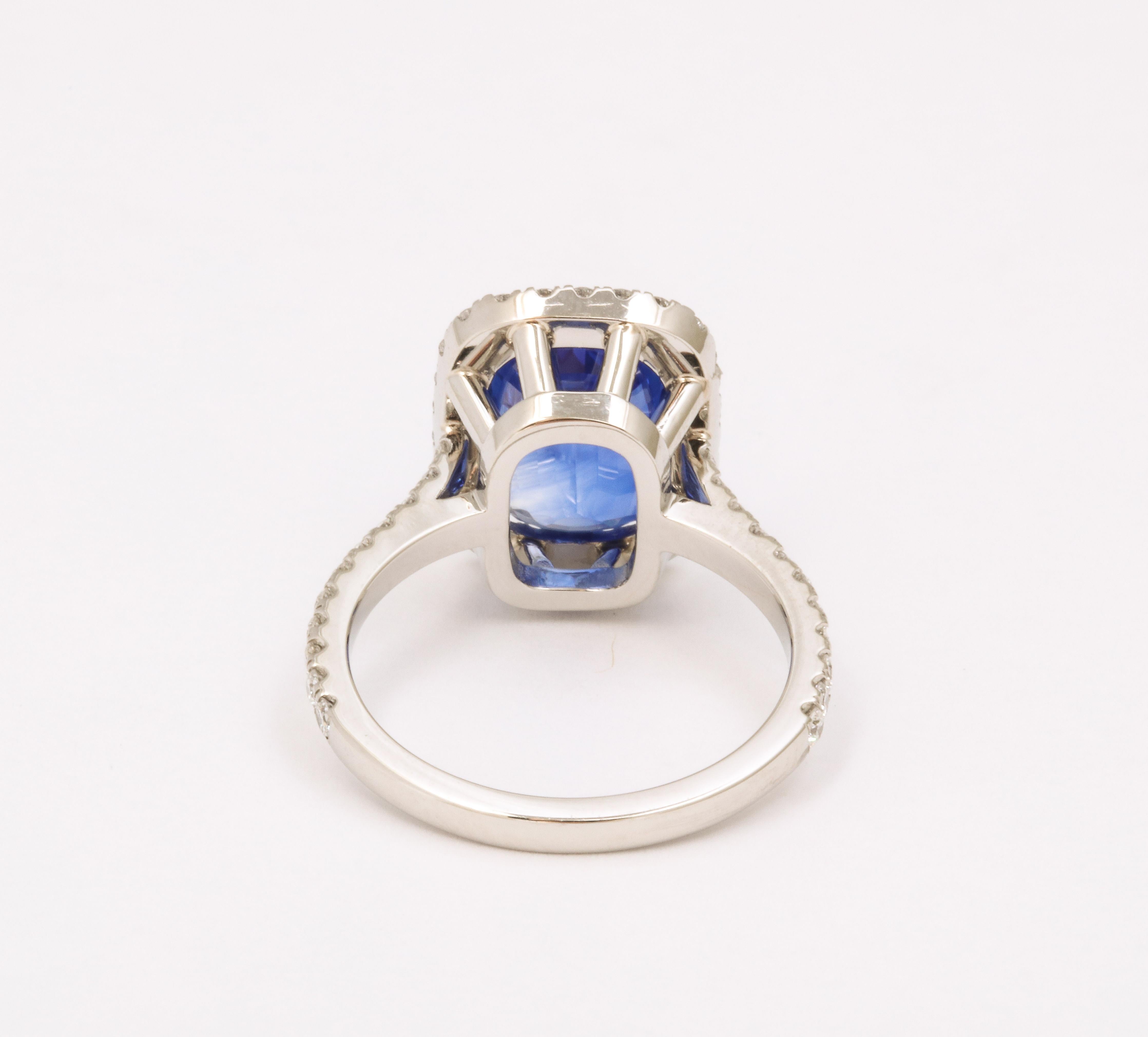 Bague halo de saphirs bleus et de diamants taille coussin  en vente 1
