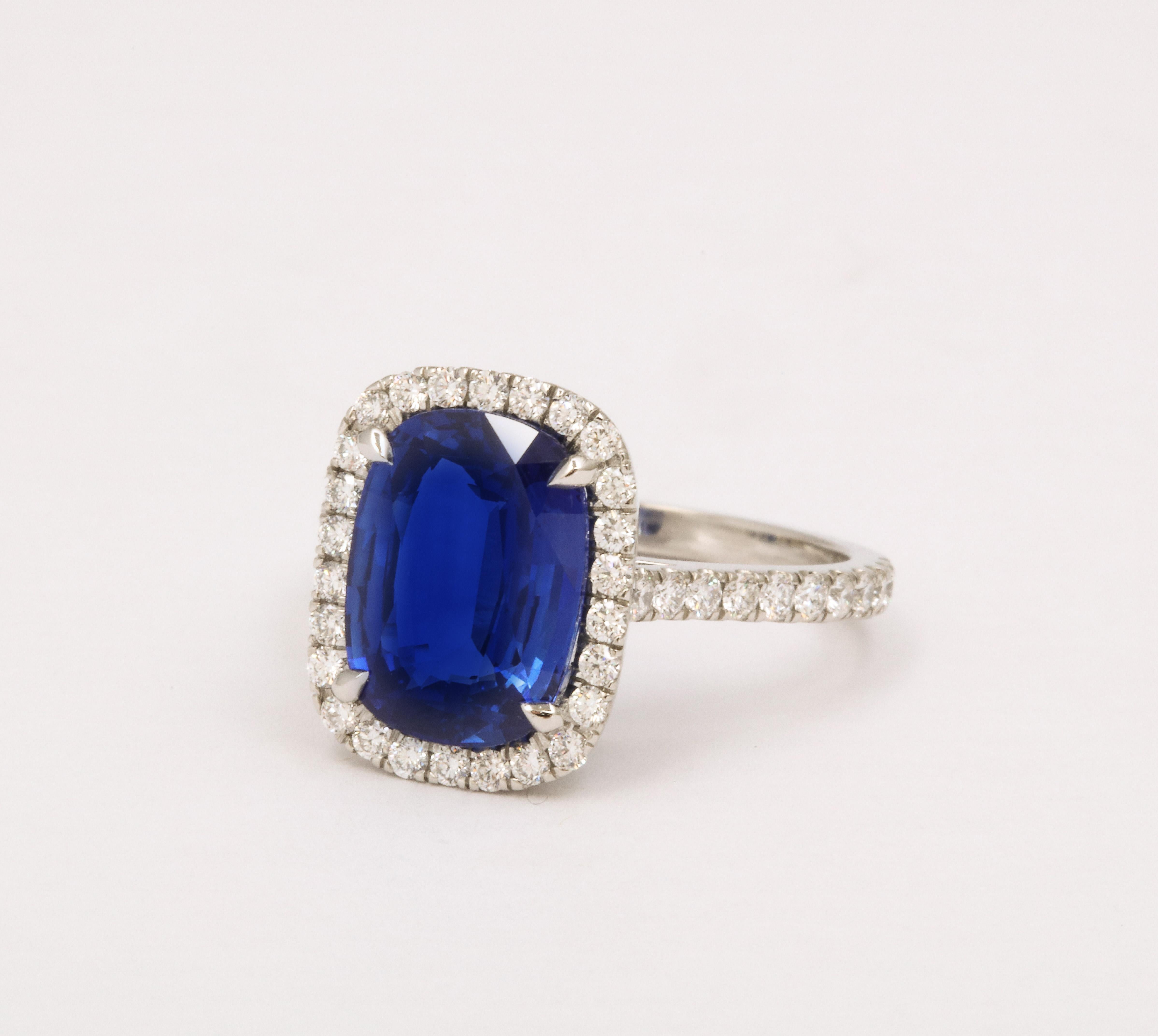 Bague halo de saphirs bleus et de diamants taille coussin  en vente 3