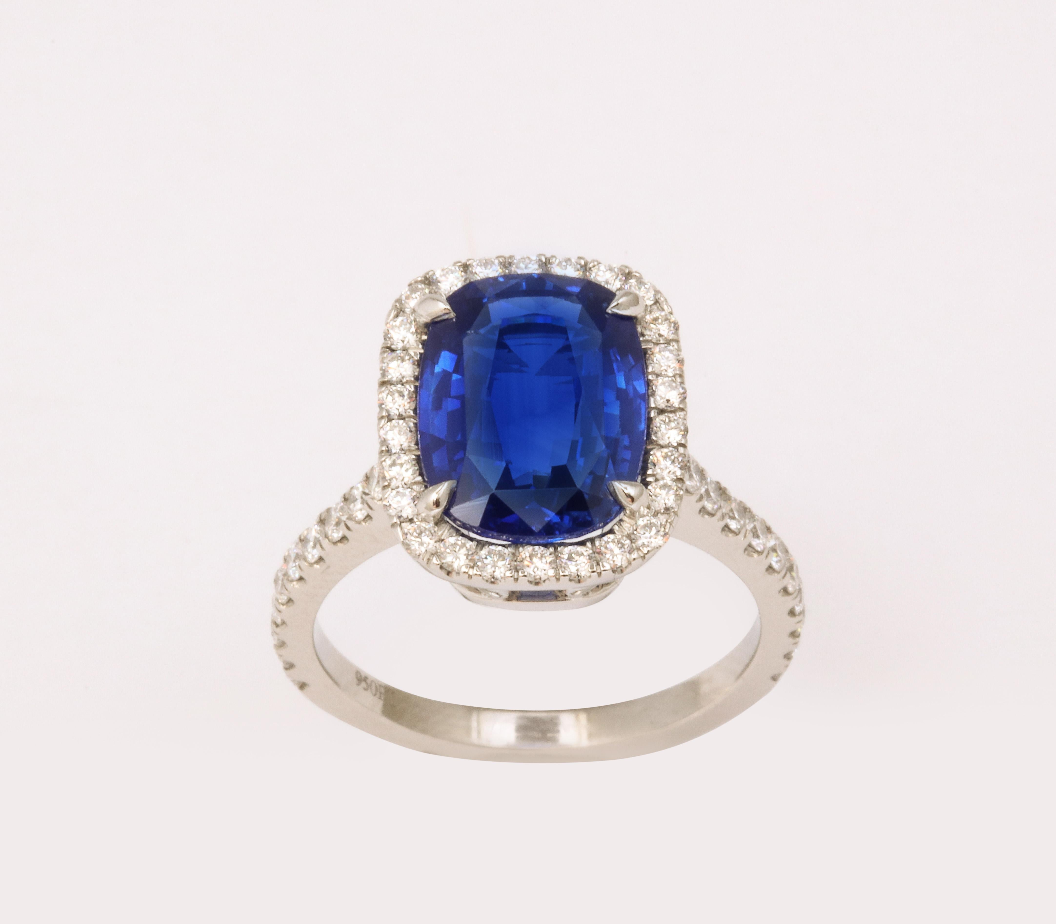 Bague halo de saphirs bleus et de diamants taille coussin  en vente 4