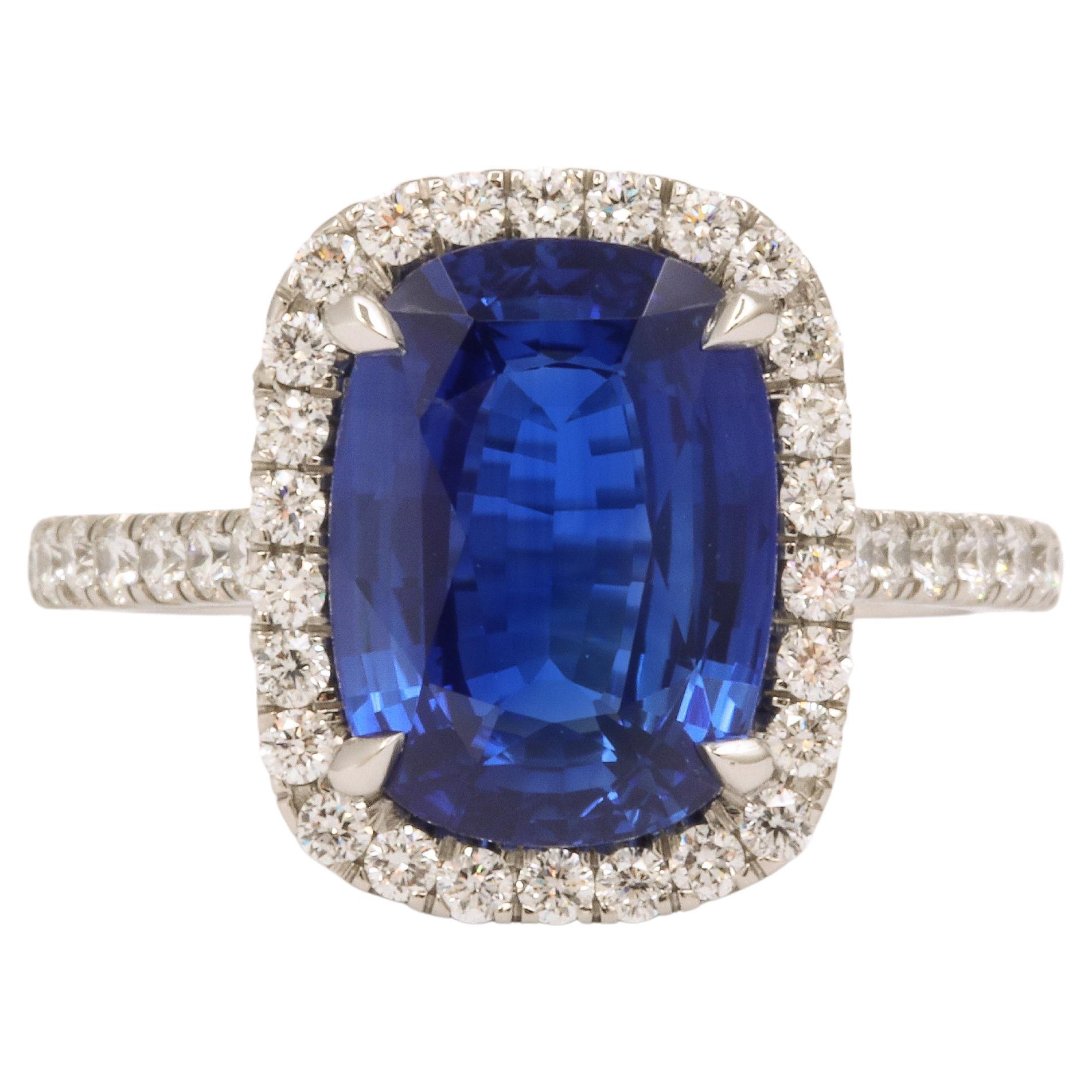 Bague halo de saphirs bleus et de diamants taille coussin  en vente