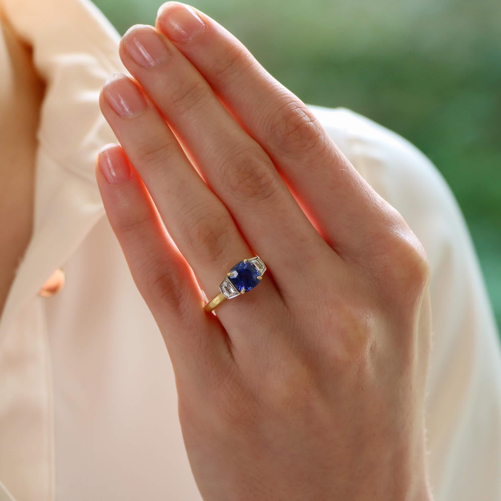 Bague à trois pierres, saphir bleu taille coussin et diamant demi-lune Excellent état - En vente à London, GB