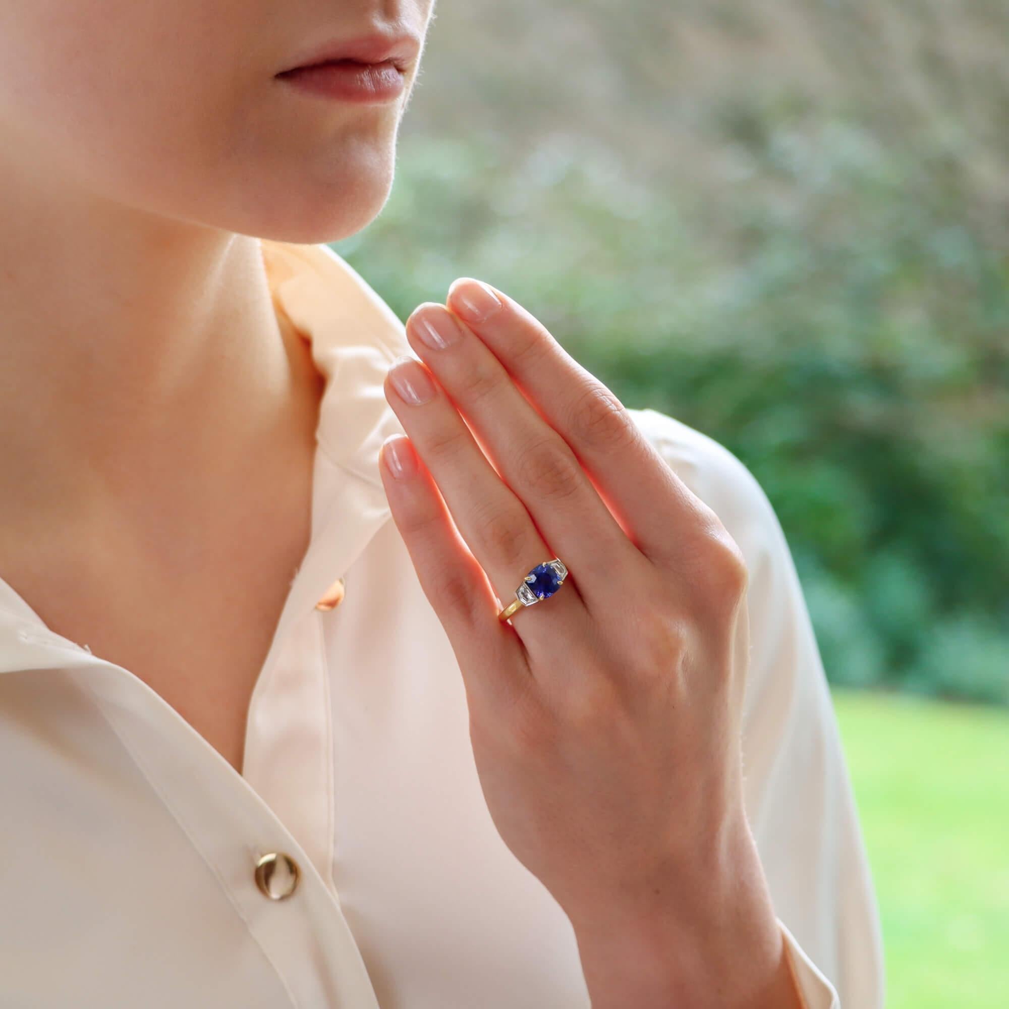 Bague à trois pierres, saphir bleu taille coussin et diamant demi-lune Unisexe en vente