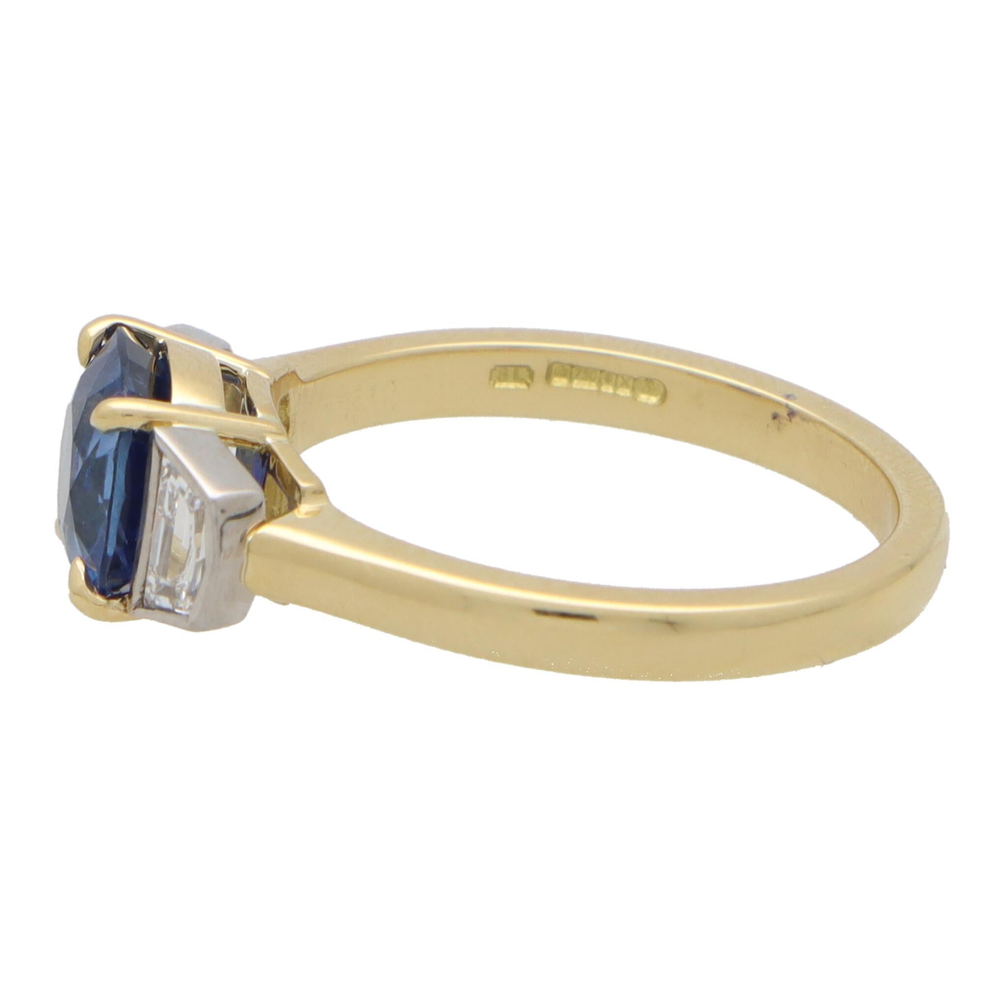 Moderne Bague à trois pierres, saphir bleu taille coussin et diamant demi-lune en vente