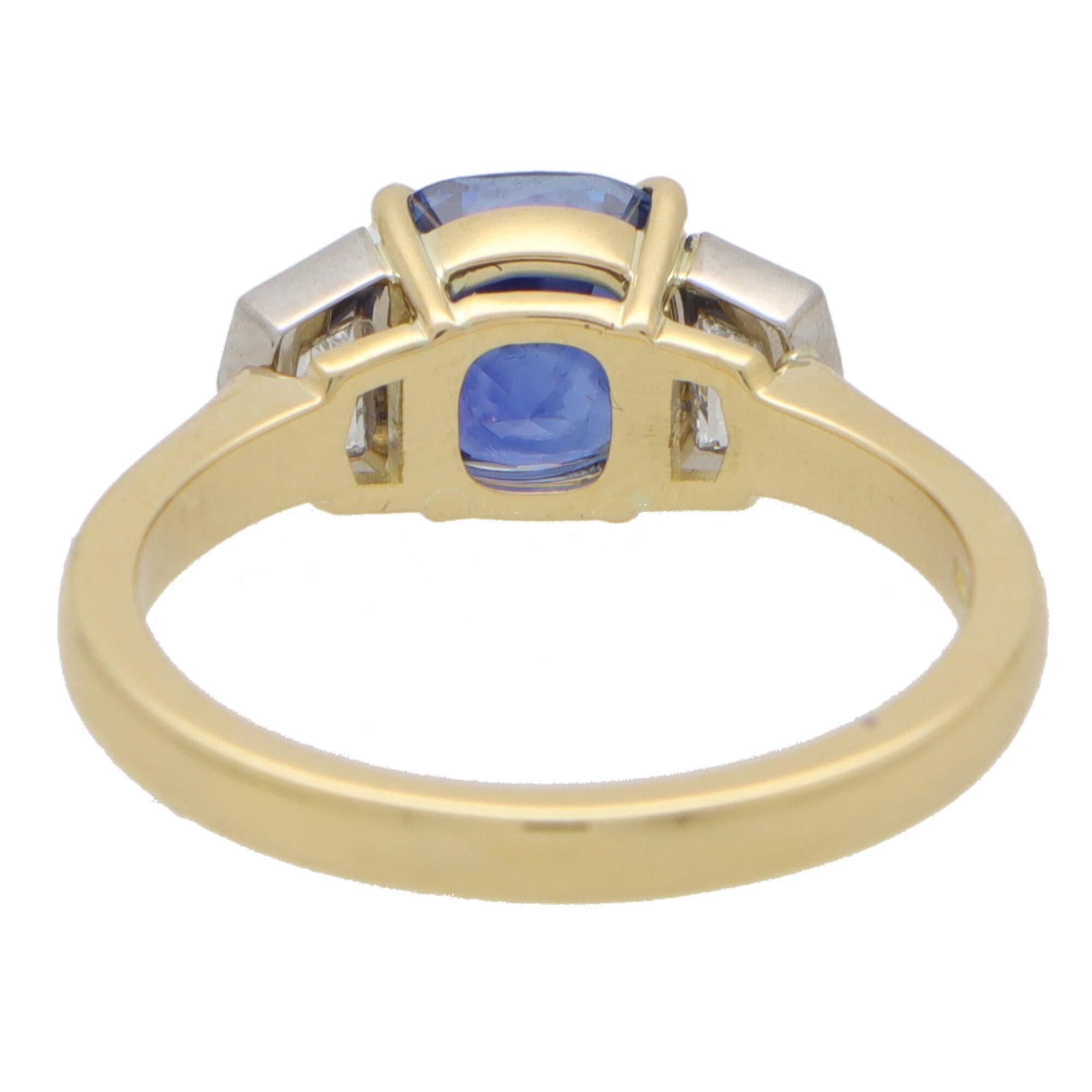 Taille coussin Bague à trois pierres, saphir bleu taille coussin et diamant demi-lune en vente