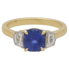 Ring mit drei Steinen, blauem Saphir im Kissenschliff und halber Diamant im Kissenschliff