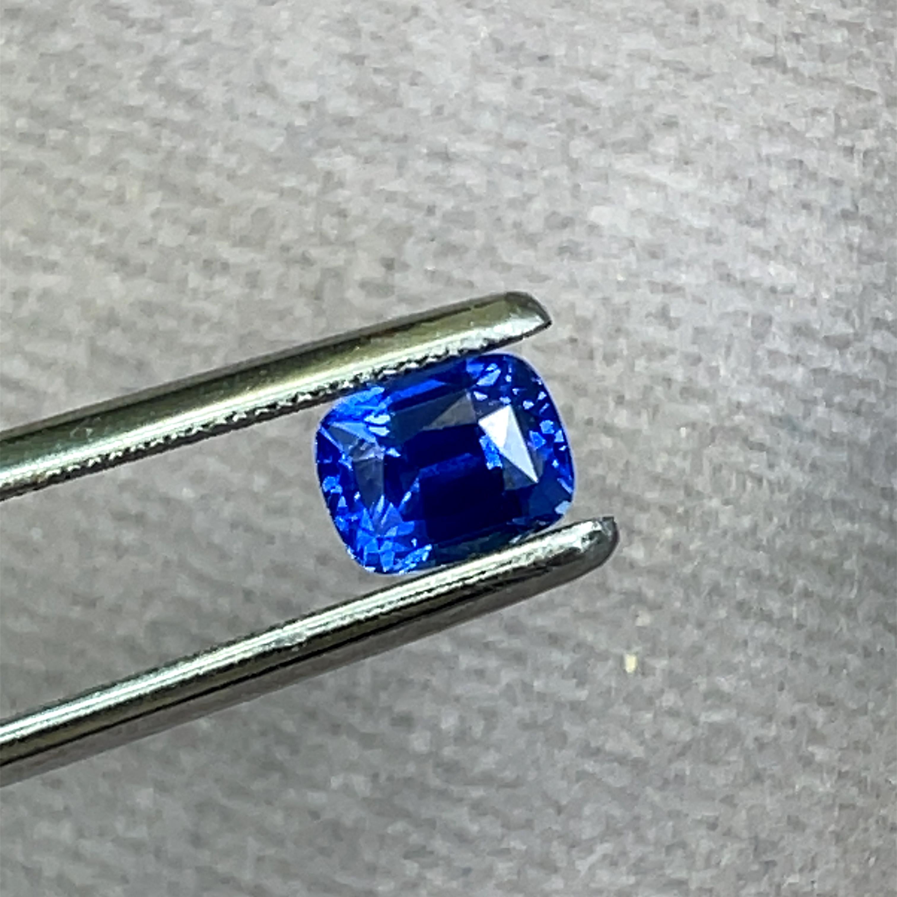Contemporary Cushion-Cut Blue Sapphire Cts 1.08 For Sale