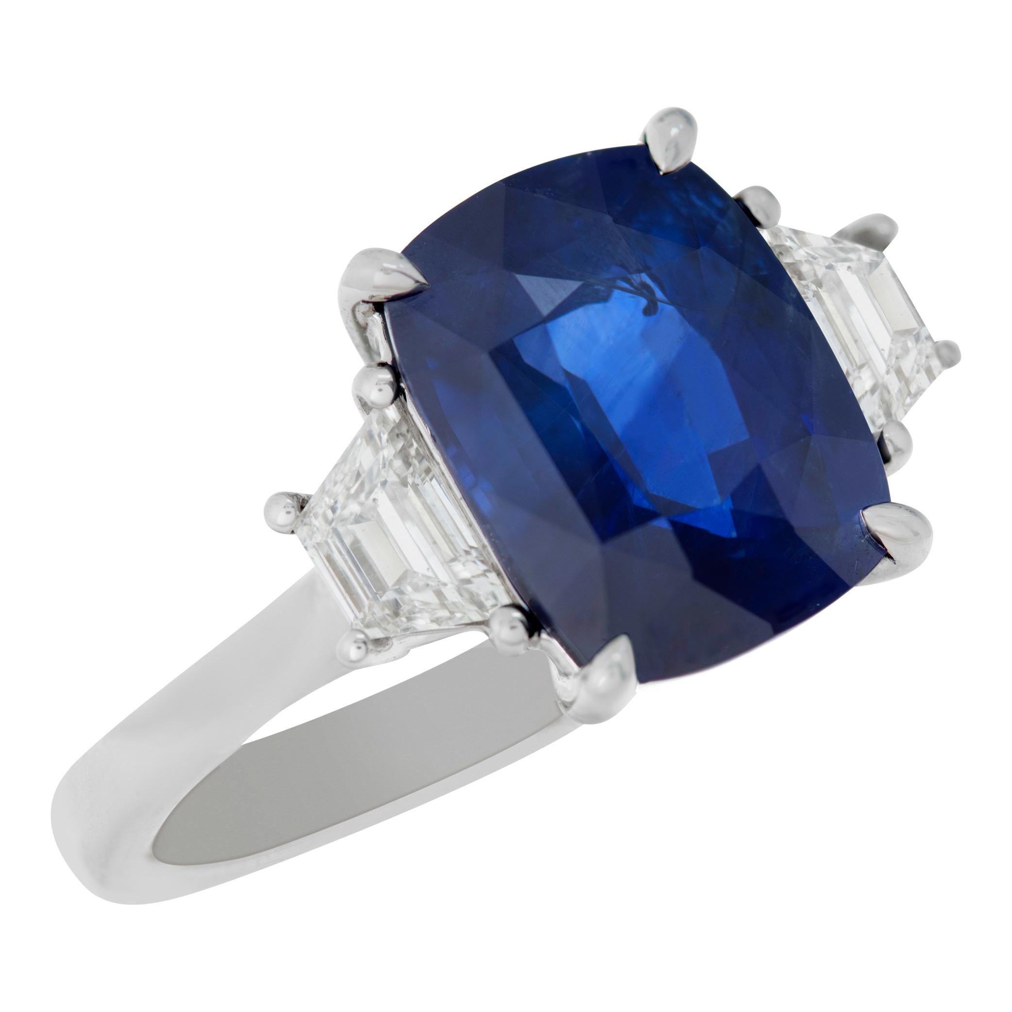 Cushion cut blue Sapphire & diamonds ring set in white gold In Excellent Condition For Sale In Surfside, FL