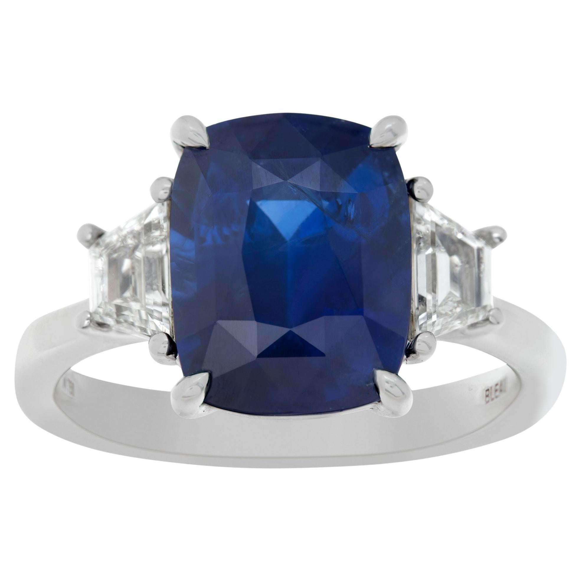 Cushion cut blue Sapphire & diamonds ring set in white gold For Sale