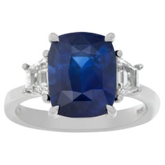 Ring mit blauem Saphir und Diamanten im Kissenschliff, gefasst in Weißgold