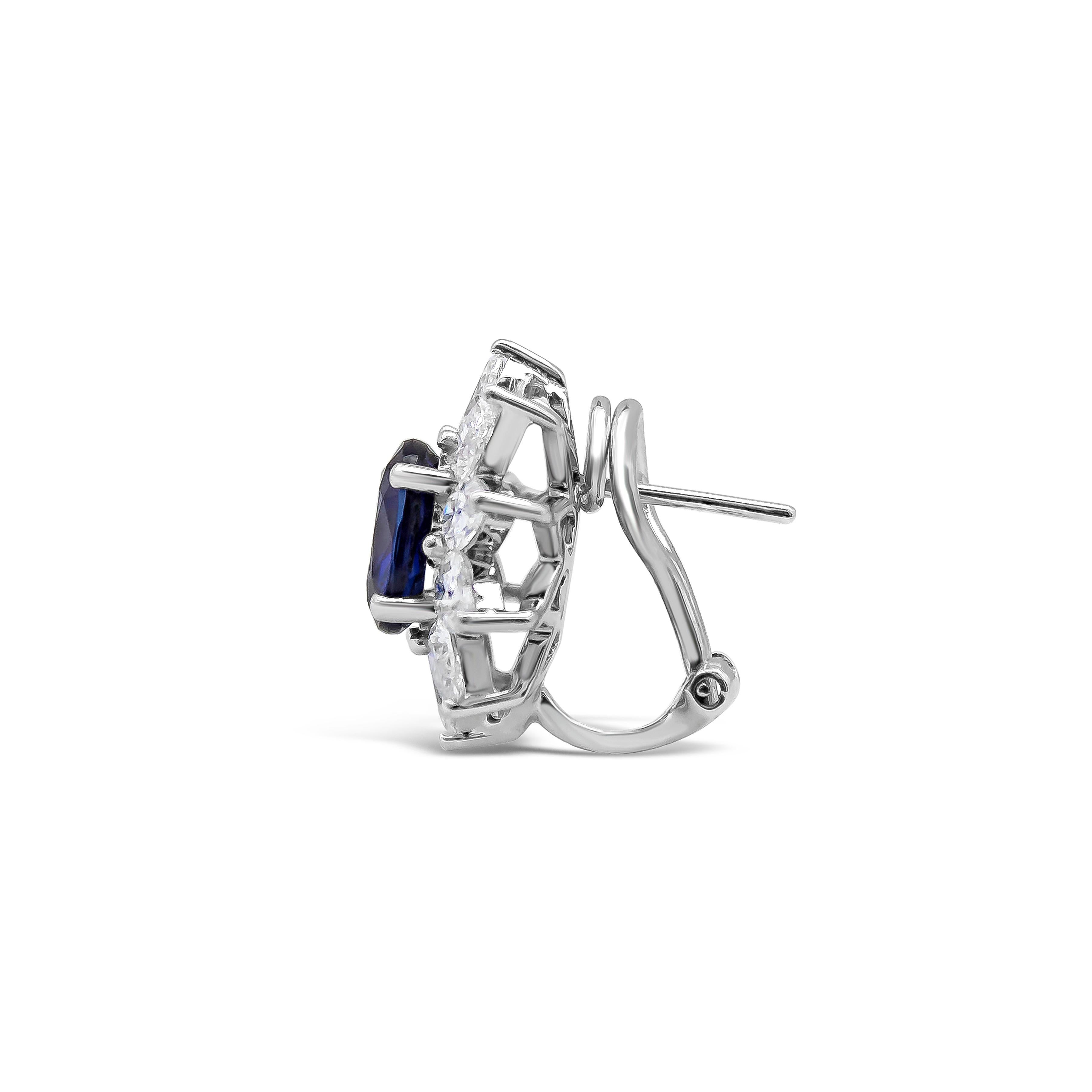 Präsentiert farbintensive blaue Saphire im Kissenschliff mit einem Gesamtgewicht von 4,43 Karat. Jeder Saphir ist von einer Reihe birnenförmiger Diamanten in einem floralen Design umgeben, Omega-Clipback. Die Diamanten wiegen insgesamt 3.17 Karat.