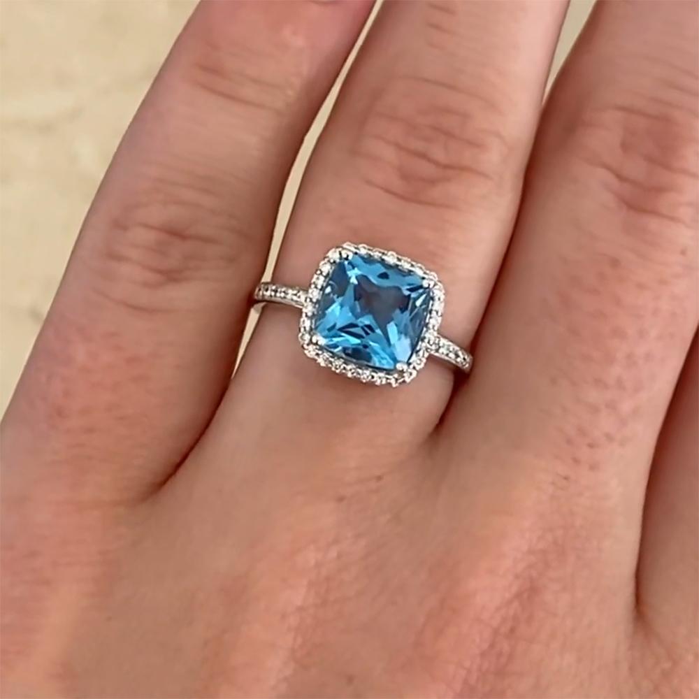 Bague halo de diamants et topaze bleue taille coussin (environ 2,60 carats), or blanc 18 carats Excellent état - En vente à New York, NY
