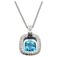 Collana con ciondolo in oro bianco 14 carati e diamanti pavé e topazio blu tagliato a cuscino